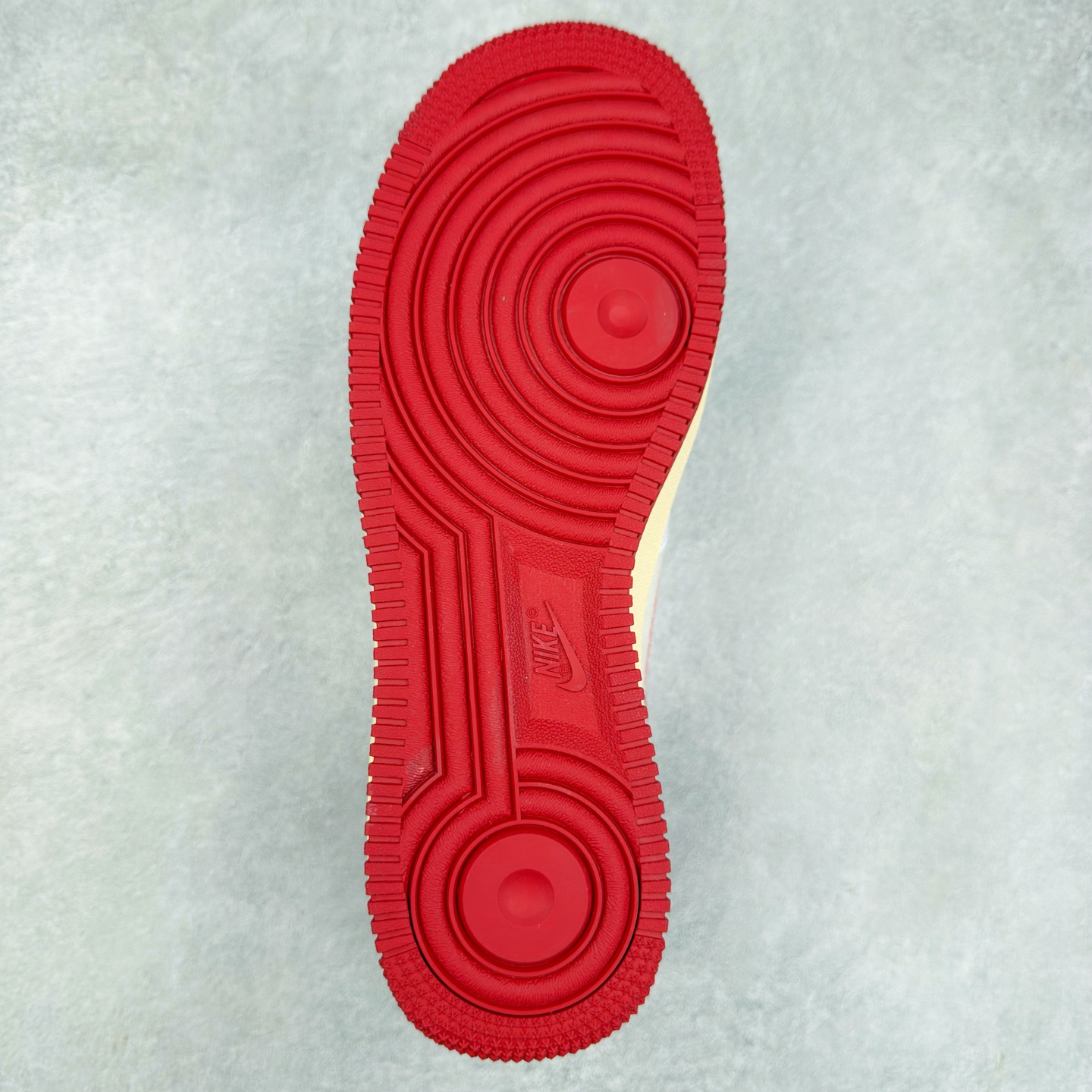 图片[9]-＃XT纯原 NK Air Force 1´07 Low 空军一号低帮百搭休闲运动板鞋 DO5220-161 顶级批次 2022全新楦头鞋型 鱼鳞大底 历时开发三个月 清洁度完美 二维码鞋标 内置芯片及solo气垫 大底高度及其弧度依照正品 钢印 logo刺绣 鞋口弧度 鞋头长度 鞋面冲孔 鞋垫背胶及钢印 完美鞋型对比正品 每一处都是细节满满 柔软、弹性十足的缓震性能和出色的中底设计 横跨复古与现代的外型结合 造就出风靡全球 三十多年的Force 1 直到今天还深受青睐 实拍调校N版已经零色差零失真 百分百还原实物色彩所见即所得 不存在货不对板色差等低级问题 选购参考实物拍摄 不混卖不参货 只用心做好货严格选品 承诺混一赔十 尺码：36 36.5 37.5 38 38.5 39 40 40.5 41 42 42.5 43 44 44.5 45-选品中心