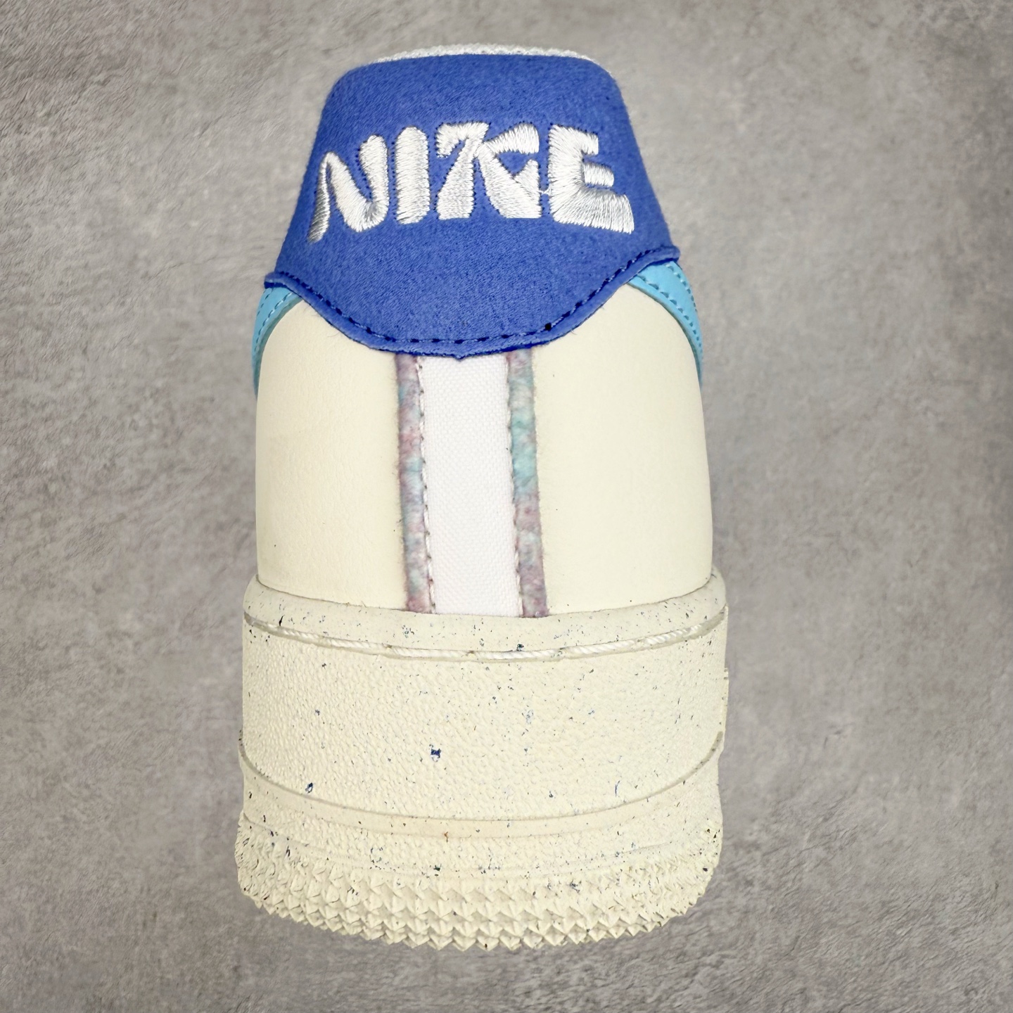 图片[8]-＃XT纯原 NK Air Force 1´07 Low 空军一号低帮百搭休闲运动板鞋 DQ0359-100 顶级批次 2022全新楦头鞋型 鱼鳞大底 历时开发三个月 清洁度完美 二维码鞋标 内置芯片及solo气垫 大底高度及其弧度依照正品 钢印 logo刺绣 鞋口弧度 鞋头长度 鞋面冲孔 鞋垫背胶及钢印 完美鞋型对比正品 每一处都是细节满满 柔软、弹性十足的缓震性能和出色的中底设计 横跨复古与现代的外型结合 造就出风靡全球 三十多年的Force 1 直到今天还深受青睐 实拍调校N版已经零色差零失真 百分百还原实物色彩所见即所得 不存在货不对板色差等低级问题 选购参考实物拍摄 不混卖不参货 只用心做好货严格选品 承诺混一赔十 尺码：36 36.5 37.5 38 38.5 39 40 40.5 41 42 42.5 43 44 44.5 45-选品中心