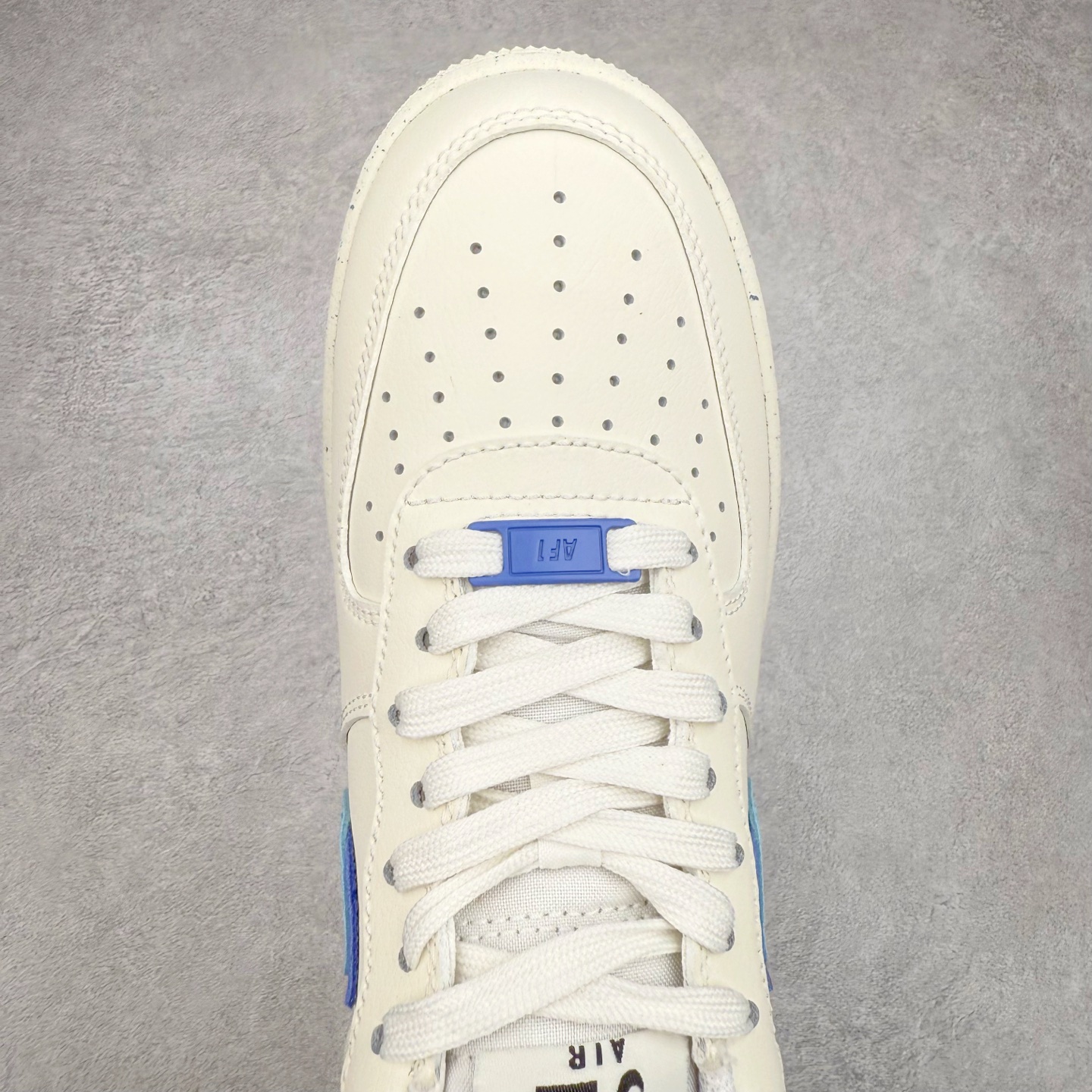 图片[4]-＃XT纯原 NK Air Force 1´07 Low 空军一号低帮百搭休闲运动板鞋 DQ0359-100 顶级批次 2022全新楦头鞋型 鱼鳞大底 历时开发三个月 清洁度完美 二维码鞋标 内置芯片及solo气垫 大底高度及其弧度依照正品 钢印 logo刺绣 鞋口弧度 鞋头长度 鞋面冲孔 鞋垫背胶及钢印 完美鞋型对比正品 每一处都是细节满满 柔软、弹性十足的缓震性能和出色的中底设计 横跨复古与现代的外型结合 造就出风靡全球 三十多年的Force 1 直到今天还深受青睐 实拍调校N版已经零色差零失真 百分百还原实物色彩所见即所得 不存在货不对板色差等低级问题 选购参考实物拍摄 不混卖不参货 只用心做好货严格选品 承诺混一赔十 尺码：36 36.5 37.5 38 38.5 39 40 40.5 41 42 42.5 43 44 44.5 45-选品中心