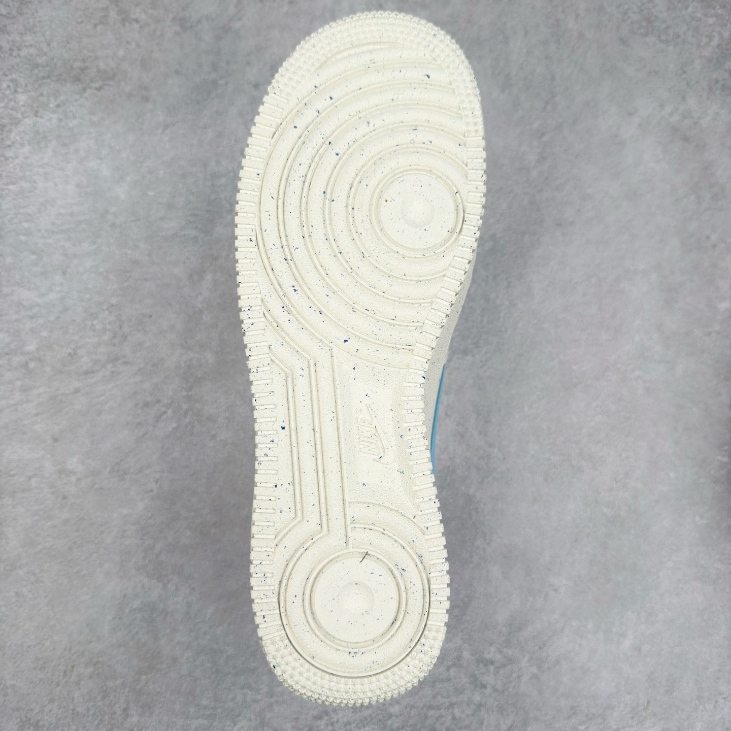 图片[9]-＃XT纯原 NK Air Force 1´07 Low 空军一号低帮百搭休闲运动板鞋 DQ0359-100 顶级批次 2022全新楦头鞋型 鱼鳞大底 历时开发三个月 清洁度完美 二维码鞋标 内置芯片及solo气垫 大底高度及其弧度依照正品 钢印 logo刺绣 鞋口弧度 鞋头长度 鞋面冲孔 鞋垫背胶及钢印 完美鞋型对比正品 每一处都是细节满满 柔软、弹性十足的缓震性能和出色的中底设计 横跨复古与现代的外型结合 造就出风靡全球 三十多年的Force 1 直到今天还深受青睐 实拍调校N版已经零色差零失真 百分百还原实物色彩所见即所得 不存在货不对板色差等低级问题 选购参考实物拍摄 不混卖不参货 只用心做好货严格选品 承诺混一赔十 尺码：36 36.5 37.5 38 38.5 39 40 40.5 41 42 42.5 43 44 44.5 45-选品中心