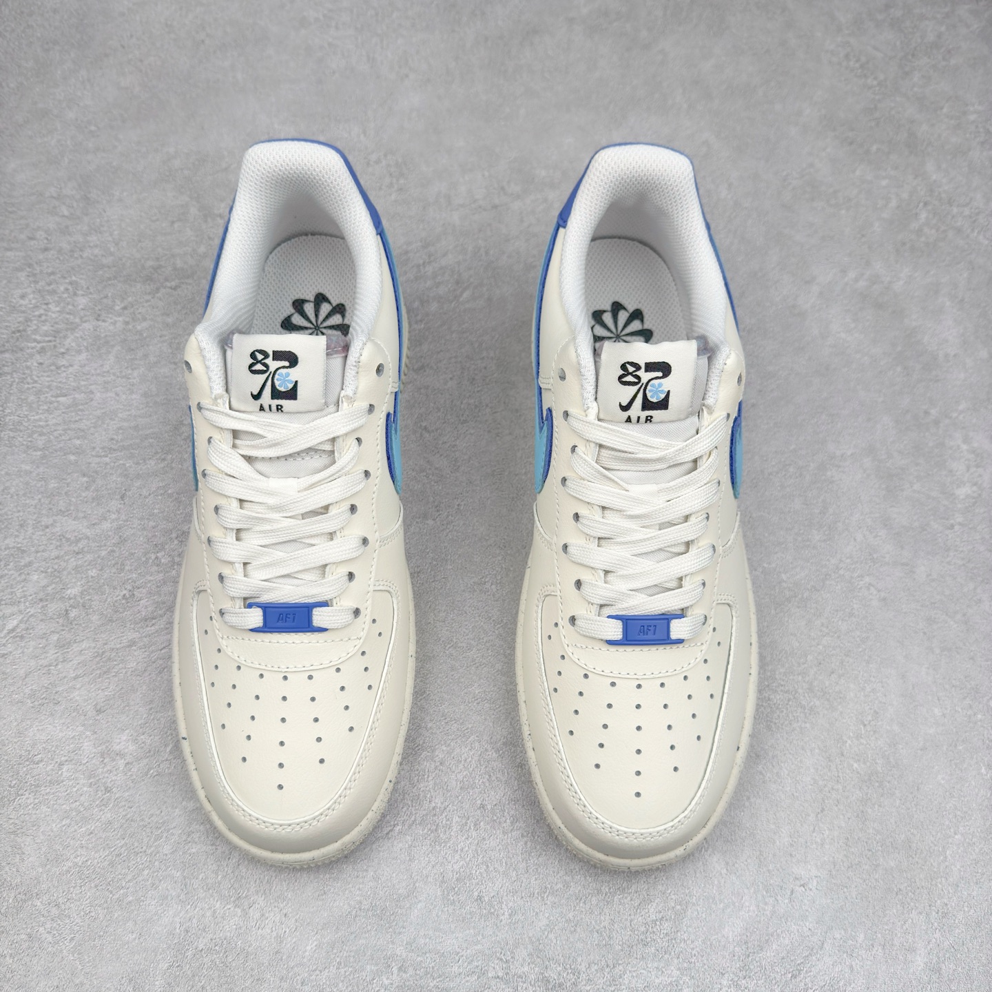 图片[2]-＃XT纯原 NK Air Force 1´07 Low 空军一号低帮百搭休闲运动板鞋 DQ0359-100 顶级批次 2022全新楦头鞋型 鱼鳞大底 历时开发三个月 清洁度完美 二维码鞋标 内置芯片及solo气垫 大底高度及其弧度依照正品 钢印 logo刺绣 鞋口弧度 鞋头长度 鞋面冲孔 鞋垫背胶及钢印 完美鞋型对比正品 每一处都是细节满满 柔软、弹性十足的缓震性能和出色的中底设计 横跨复古与现代的外型结合 造就出风靡全球 三十多年的Force 1 直到今天还深受青睐 实拍调校N版已经零色差零失真 百分百还原实物色彩所见即所得 不存在货不对板色差等低级问题 选购参考实物拍摄 不混卖不参货 只用心做好货严格选品 承诺混一赔十 尺码：36 36.5 37.5 38 38.5 39 40 40.5 41 42 42.5 43 44 44.5 45-选品中心