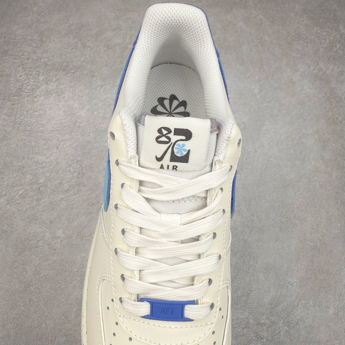 图片[5]-＃XT纯原 NK Air Force 1´07 Low 空军一号低帮百搭休闲运动板鞋 DQ0359-100 顶级批次 2022全新楦头鞋型 鱼鳞大底 历时开发三个月 清洁度完美 二维码鞋标 内置芯片及solo气垫 大底高度及其弧度依照正品 钢印 logo刺绣 鞋口弧度 鞋头长度 鞋面冲孔 鞋垫背胶及钢印 完美鞋型对比正品 每一处都是细节满满 柔软、弹性十足的缓震性能和出色的中底设计 横跨复古与现代的外型结合 造就出风靡全球 三十多年的Force 1 直到今天还深受青睐 实拍调校N版已经零色差零失真 百分百还原实物色彩所见即所得 不存在货不对板色差等低级问题 选购参考实物拍摄 不混卖不参货 只用心做好货严格选品 承诺混一赔十 尺码：36 36.5 37.5 38 38.5 39 40 40.5 41 42 42.5 43 44 44.5 45-选品中心