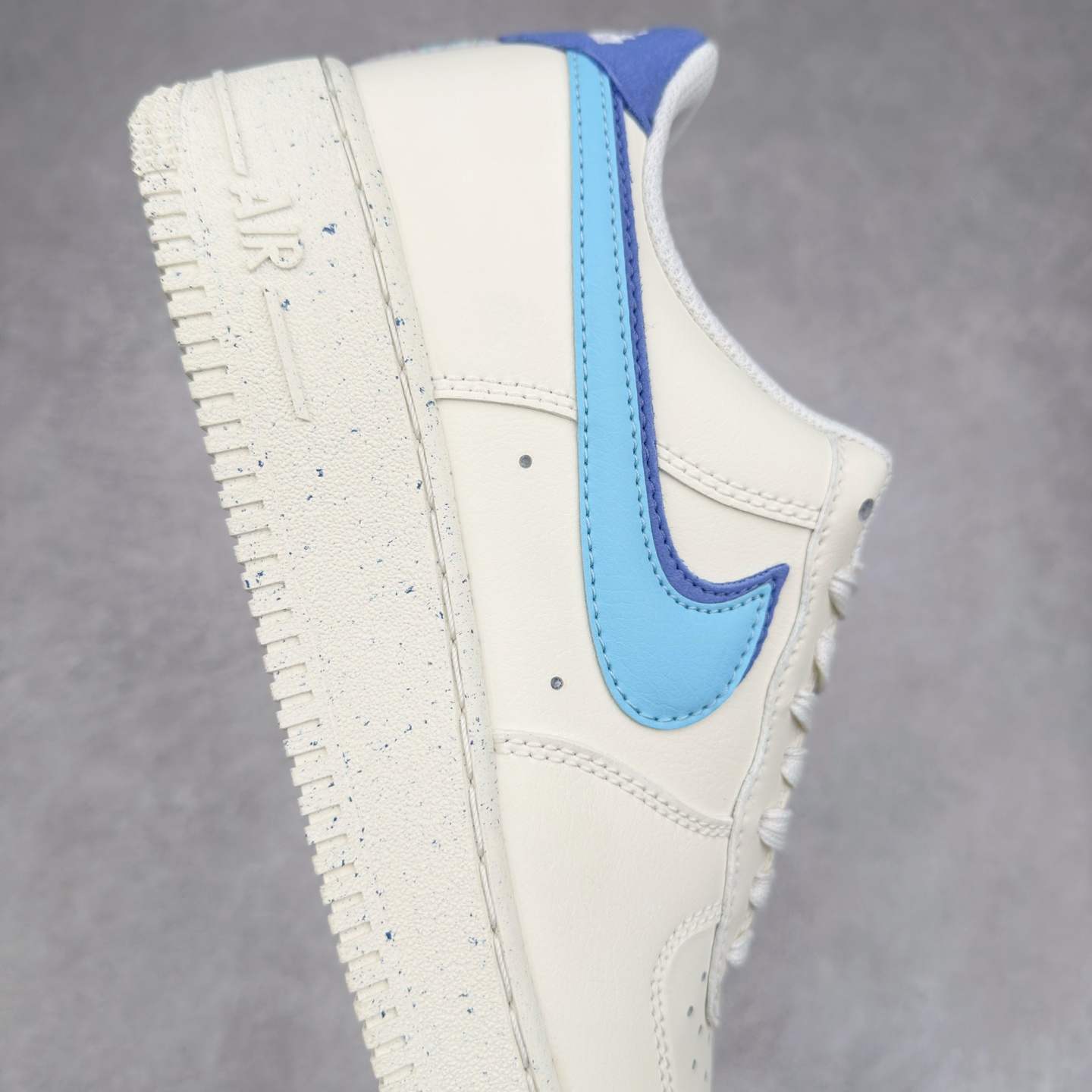 图片[6]-＃XT纯原 NK Air Force 1´07 Low 空军一号低帮百搭休闲运动板鞋 DQ0359-100 顶级批次 2022全新楦头鞋型 鱼鳞大底 历时开发三个月 清洁度完美 二维码鞋标 内置芯片及solo气垫 大底高度及其弧度依照正品 钢印 logo刺绣 鞋口弧度 鞋头长度 鞋面冲孔 鞋垫背胶及钢印 完美鞋型对比正品 每一处都是细节满满 柔软、弹性十足的缓震性能和出色的中底设计 横跨复古与现代的外型结合 造就出风靡全球 三十多年的Force 1 直到今天还深受青睐 实拍调校N版已经零色差零失真 百分百还原实物色彩所见即所得 不存在货不对板色差等低级问题 选购参考实物拍摄 不混卖不参货 只用心做好货严格选品 承诺混一赔十 尺码：36 36.5 37.5 38 38.5 39 40 40.5 41 42 42.5 43 44 44.5 45-选品中心