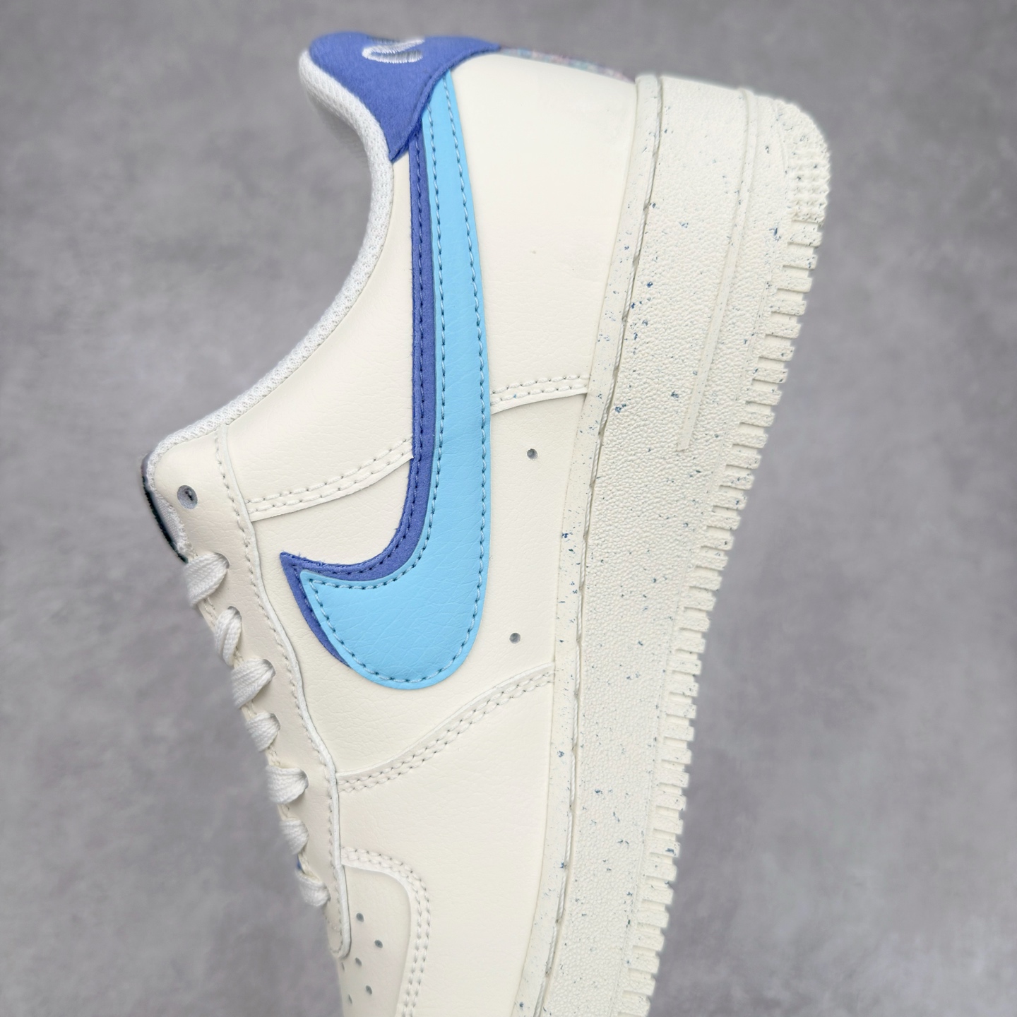 图片[7]-＃XT纯原 NK Air Force 1´07 Low 空军一号低帮百搭休闲运动板鞋 DQ0359-100 顶级批次 2022全新楦头鞋型 鱼鳞大底 历时开发三个月 清洁度完美 二维码鞋标 内置芯片及solo气垫 大底高度及其弧度依照正品 钢印 logo刺绣 鞋口弧度 鞋头长度 鞋面冲孔 鞋垫背胶及钢印 完美鞋型对比正品 每一处都是细节满满 柔软、弹性十足的缓震性能和出色的中底设计 横跨复古与现代的外型结合 造就出风靡全球 三十多年的Force 1 直到今天还深受青睐 实拍调校N版已经零色差零失真 百分百还原实物色彩所见即所得 不存在货不对板色差等低级问题 选购参考实物拍摄 不混卖不参货 只用心做好货严格选品 承诺混一赔十 尺码：36 36.5 37.5 38 38.5 39 40 40.5 41 42 42.5 43 44 44.5 45-选品中心