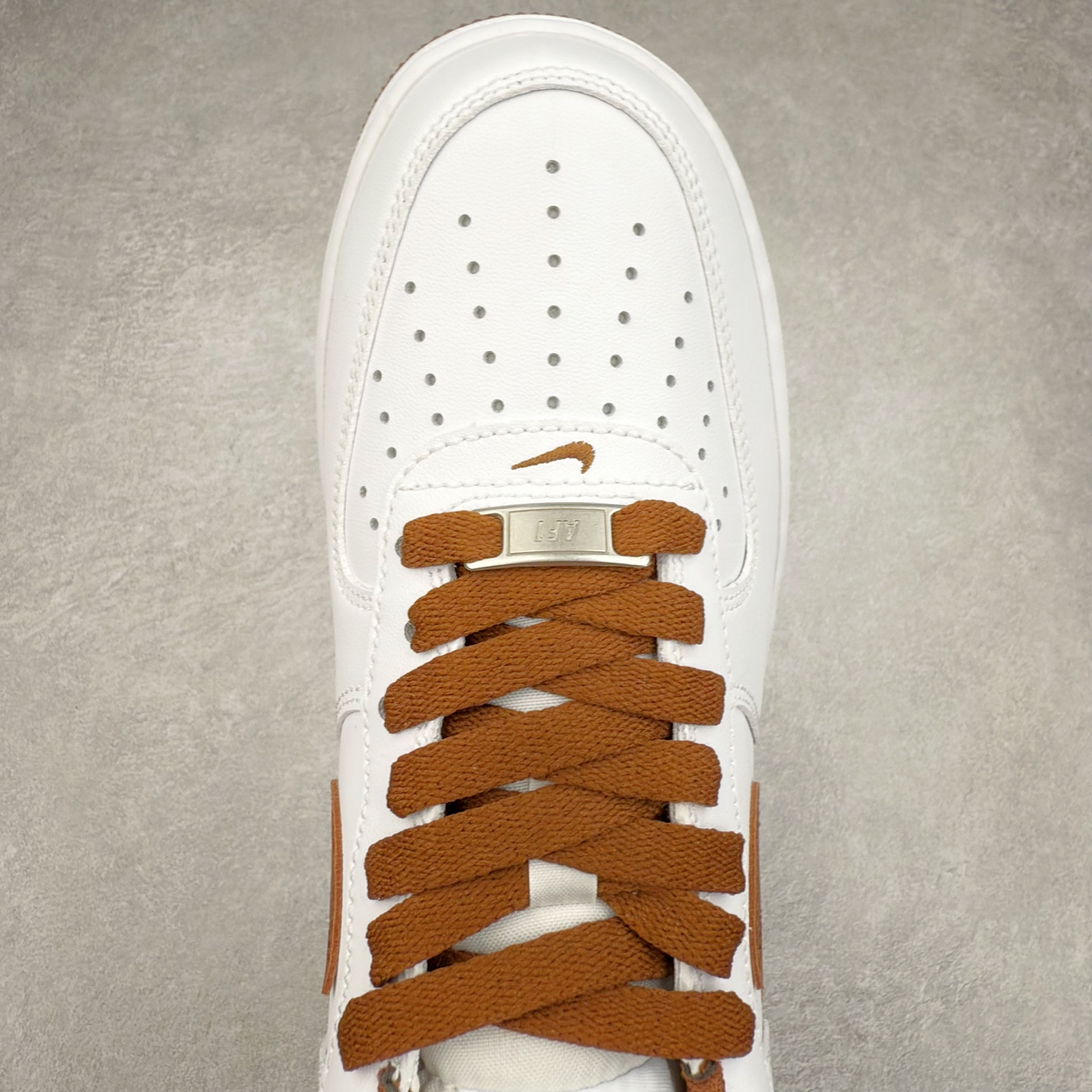 图片[4]-＃XT纯原 NK Air Force 1´07 Low 空军一号低帮百搭休闲运动板鞋 DH7561-100 顶级批次 2022全新楦头鞋型 鱼鳞大底 历时开发三个月 清洁度完美 二维码鞋标 内置芯片及solo气垫 大底高度及其弧度依照正品 钢印 logo刺绣 鞋口弧度 鞋头长度 鞋面冲孔 鞋垫背胶及钢印 完美鞋型对比正品 每一处都是细节满满 柔软、弹性十足的缓震性能和出色的中底设计 横跨复古与现代的外型结合 造就出风靡全球 三十多年的Force 1 直到今天还深受青睐 实拍调校N版已经零色差零失真 百分百还原实物色彩所见即所得 不存在货不对板色差等低级问题 选购参考实物拍摄 不混卖不参货 只用心做好货严格选品 承诺混一赔十 尺码：36 36.5 37.5 38 38.5 39 40 40.5 41 42 42.5 43 44 44.5 45-选品中心