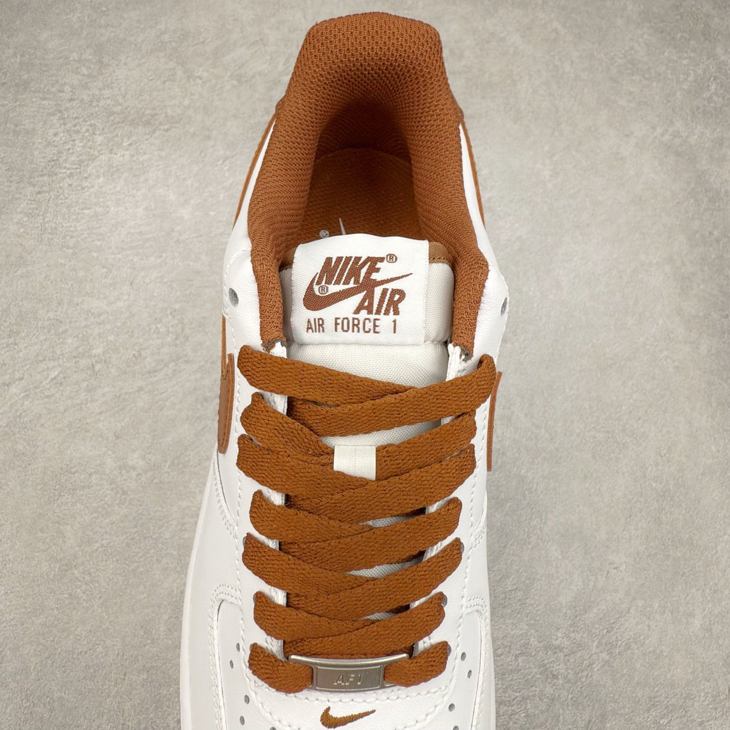 图片[5]-＃XT纯原 NK Air Force 1´07 Low 空军一号低帮百搭休闲运动板鞋 DH7561-100 顶级批次 2022全新楦头鞋型 鱼鳞大底 历时开发三个月 清洁度完美 二维码鞋标 内置芯片及solo气垫 大底高度及其弧度依照正品 钢印 logo刺绣 鞋口弧度 鞋头长度 鞋面冲孔 鞋垫背胶及钢印 完美鞋型对比正品 每一处都是细节满满 柔软、弹性十足的缓震性能和出色的中底设计 横跨复古与现代的外型结合 造就出风靡全球 三十多年的Force 1 直到今天还深受青睐 实拍调校N版已经零色差零失真 百分百还原实物色彩所见即所得 不存在货不对板色差等低级问题 选购参考实物拍摄 不混卖不参货 只用心做好货严格选品 承诺混一赔十 尺码：36 36.5 37.5 38 38.5 39 40 40.5 41 42 42.5 43 44 44.5 45-选品中心