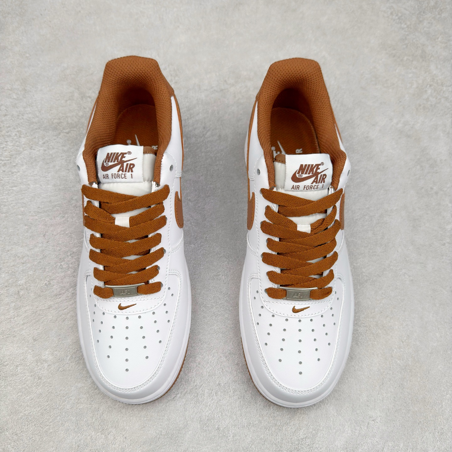 图片[2]-＃XT纯原 NK Air Force 1´07 Low 空军一号低帮百搭休闲运动板鞋 DH7561-100 顶级批次 2022全新楦头鞋型 鱼鳞大底 历时开发三个月 清洁度完美 二维码鞋标 内置芯片及solo气垫 大底高度及其弧度依照正品 钢印 logo刺绣 鞋口弧度 鞋头长度 鞋面冲孔 鞋垫背胶及钢印 完美鞋型对比正品 每一处都是细节满满 柔软、弹性十足的缓震性能和出色的中底设计 横跨复古与现代的外型结合 造就出风靡全球 三十多年的Force 1 直到今天还深受青睐 实拍调校N版已经零色差零失真 百分百还原实物色彩所见即所得 不存在货不对板色差等低级问题 选购参考实物拍摄 不混卖不参货 只用心做好货严格选品 承诺混一赔十 尺码：36 36.5 37.5 38 38.5 39 40 40.5 41 42 42.5 43 44 44.5 45-选品中心