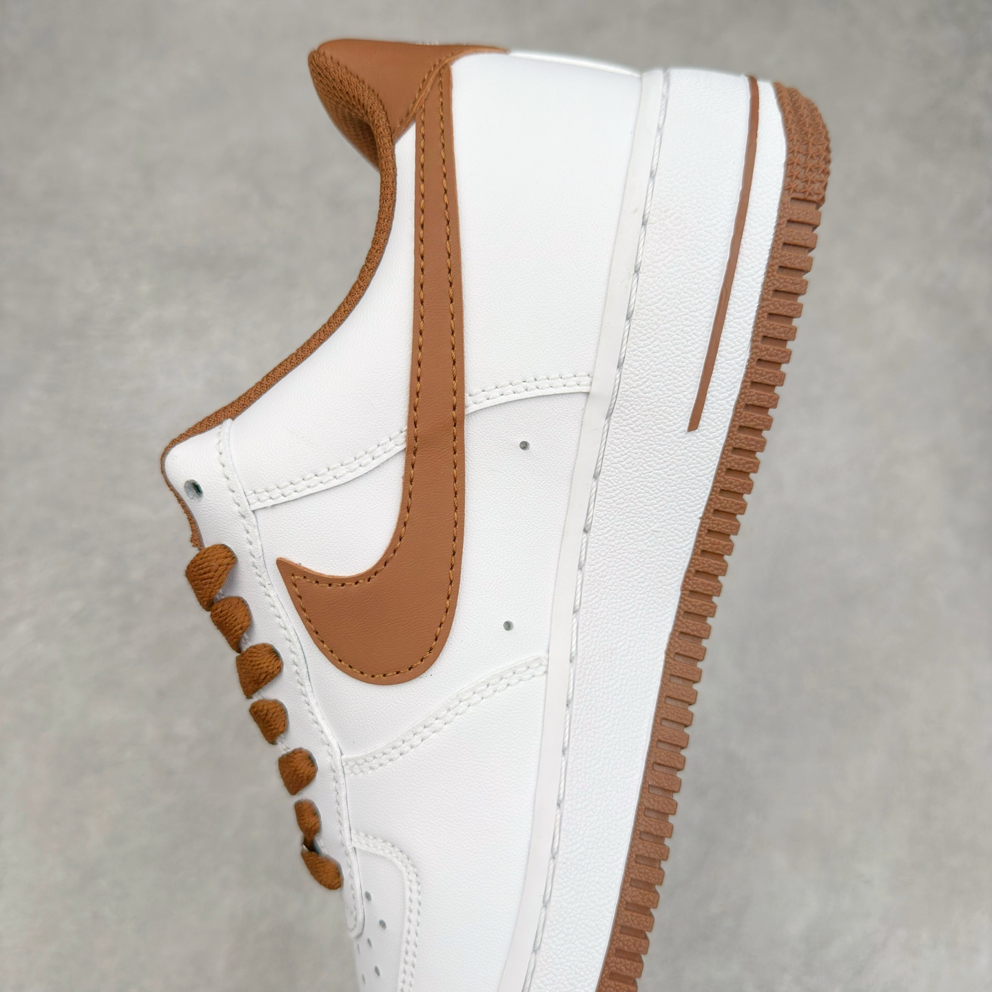 图片[7]-＃XT纯原 NK Air Force 1´07 Low 空军一号低帮百搭休闲运动板鞋 DH7561-100 顶级批次 2022全新楦头鞋型 鱼鳞大底 历时开发三个月 清洁度完美 二维码鞋标 内置芯片及solo气垫 大底高度及其弧度依照正品 钢印 logo刺绣 鞋口弧度 鞋头长度 鞋面冲孔 鞋垫背胶及钢印 完美鞋型对比正品 每一处都是细节满满 柔软、弹性十足的缓震性能和出色的中底设计 横跨复古与现代的外型结合 造就出风靡全球 三十多年的Force 1 直到今天还深受青睐 实拍调校N版已经零色差零失真 百分百还原实物色彩所见即所得 不存在货不对板色差等低级问题 选购参考实物拍摄 不混卖不参货 只用心做好货严格选品 承诺混一赔十 尺码：36 36.5 37.5 38 38.5 39 40 40.5 41 42 42.5 43 44 44.5 45-选品中心