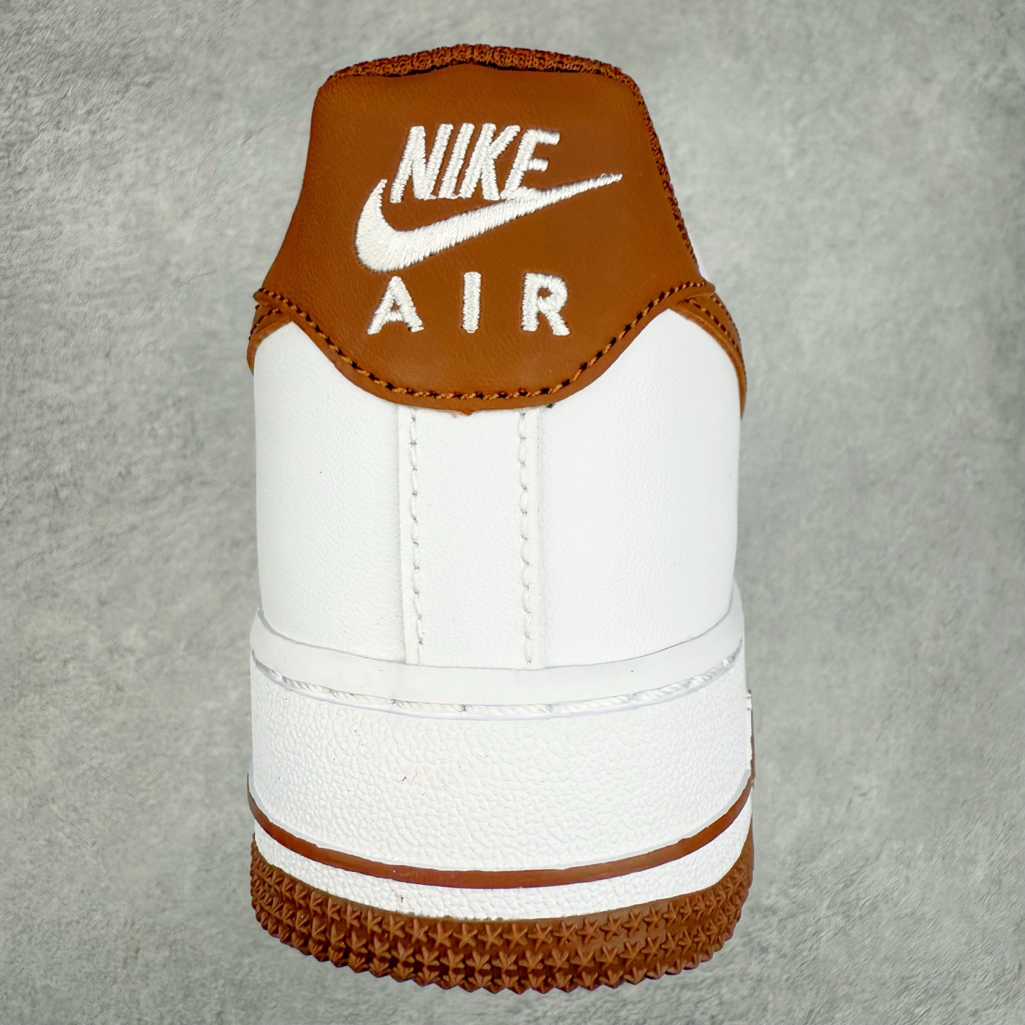 图片[8]-＃XT纯原 NK Air Force 1´07 Low 空军一号低帮百搭休闲运动板鞋 DH7561-100 顶级批次 2022全新楦头鞋型 鱼鳞大底 历时开发三个月 清洁度完美 二维码鞋标 内置芯片及solo气垫 大底高度及其弧度依照正品 钢印 logo刺绣 鞋口弧度 鞋头长度 鞋面冲孔 鞋垫背胶及钢印 完美鞋型对比正品 每一处都是细节满满 柔软、弹性十足的缓震性能和出色的中底设计 横跨复古与现代的外型结合 造就出风靡全球 三十多年的Force 1 直到今天还深受青睐 实拍调校N版已经零色差零失真 百分百还原实物色彩所见即所得 不存在货不对板色差等低级问题 选购参考实物拍摄 不混卖不参货 只用心做好货严格选品 承诺混一赔十 尺码：36 36.5 37.5 38 38.5 39 40 40.5 41 42 42.5 43 44 44.5 45-选品中心