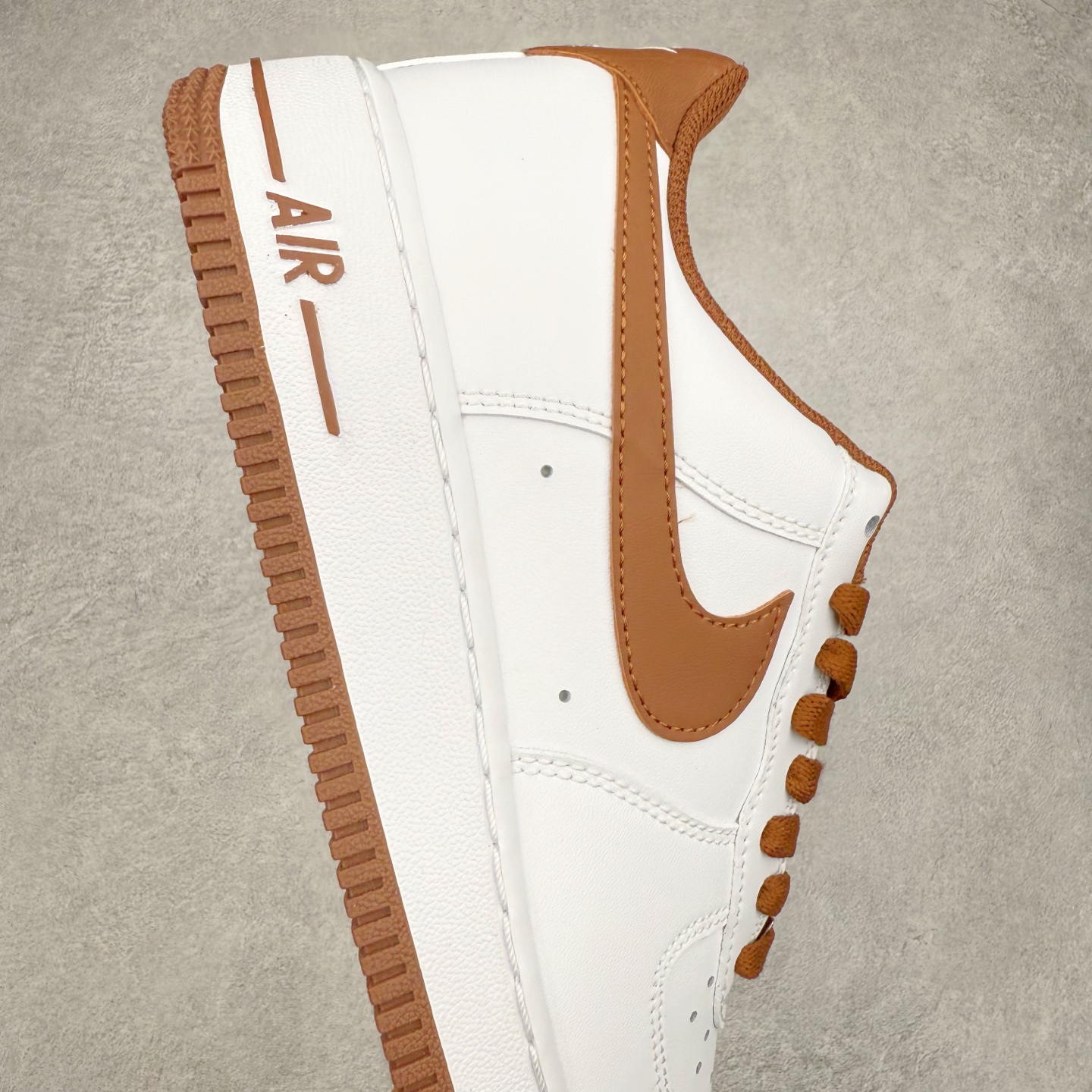 图片[6]-＃XT纯原 NK Air Force 1´07 Low 空军一号低帮百搭休闲运动板鞋 DH7561-100 顶级批次 2022全新楦头鞋型 鱼鳞大底 历时开发三个月 清洁度完美 二维码鞋标 内置芯片及solo气垫 大底高度及其弧度依照正品 钢印 logo刺绣 鞋口弧度 鞋头长度 鞋面冲孔 鞋垫背胶及钢印 完美鞋型对比正品 每一处都是细节满满 柔软、弹性十足的缓震性能和出色的中底设计 横跨复古与现代的外型结合 造就出风靡全球 三十多年的Force 1 直到今天还深受青睐 实拍调校N版已经零色差零失真 百分百还原实物色彩所见即所得 不存在货不对板色差等低级问题 选购参考实物拍摄 不混卖不参货 只用心做好货严格选品 承诺混一赔十 尺码：36 36.5 37.5 38 38.5 39 40 40.5 41 42 42.5 43 44 44.5 45-选品中心