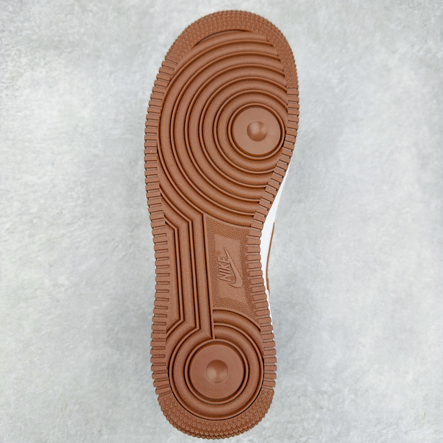 图片[9]-＃XT纯原 NK Air Force 1´07 Low 空军一号低帮百搭休闲运动板鞋 DH7561-100 顶级批次 2022全新楦头鞋型 鱼鳞大底 历时开发三个月 清洁度完美 二维码鞋标 内置芯片及solo气垫 大底高度及其弧度依照正品 钢印 logo刺绣 鞋口弧度 鞋头长度 鞋面冲孔 鞋垫背胶及钢印 完美鞋型对比正品 每一处都是细节满满 柔软、弹性十足的缓震性能和出色的中底设计 横跨复古与现代的外型结合 造就出风靡全球 三十多年的Force 1 直到今天还深受青睐 实拍调校N版已经零色差零失真 百分百还原实物色彩所见即所得 不存在货不对板色差等低级问题 选购参考实物拍摄 不混卖不参货 只用心做好货严格选品 承诺混一赔十 尺码：36 36.5 37.5 38 38.5 39 40 40.5 41 42 42.5 43 44 44.5 45-选品中心