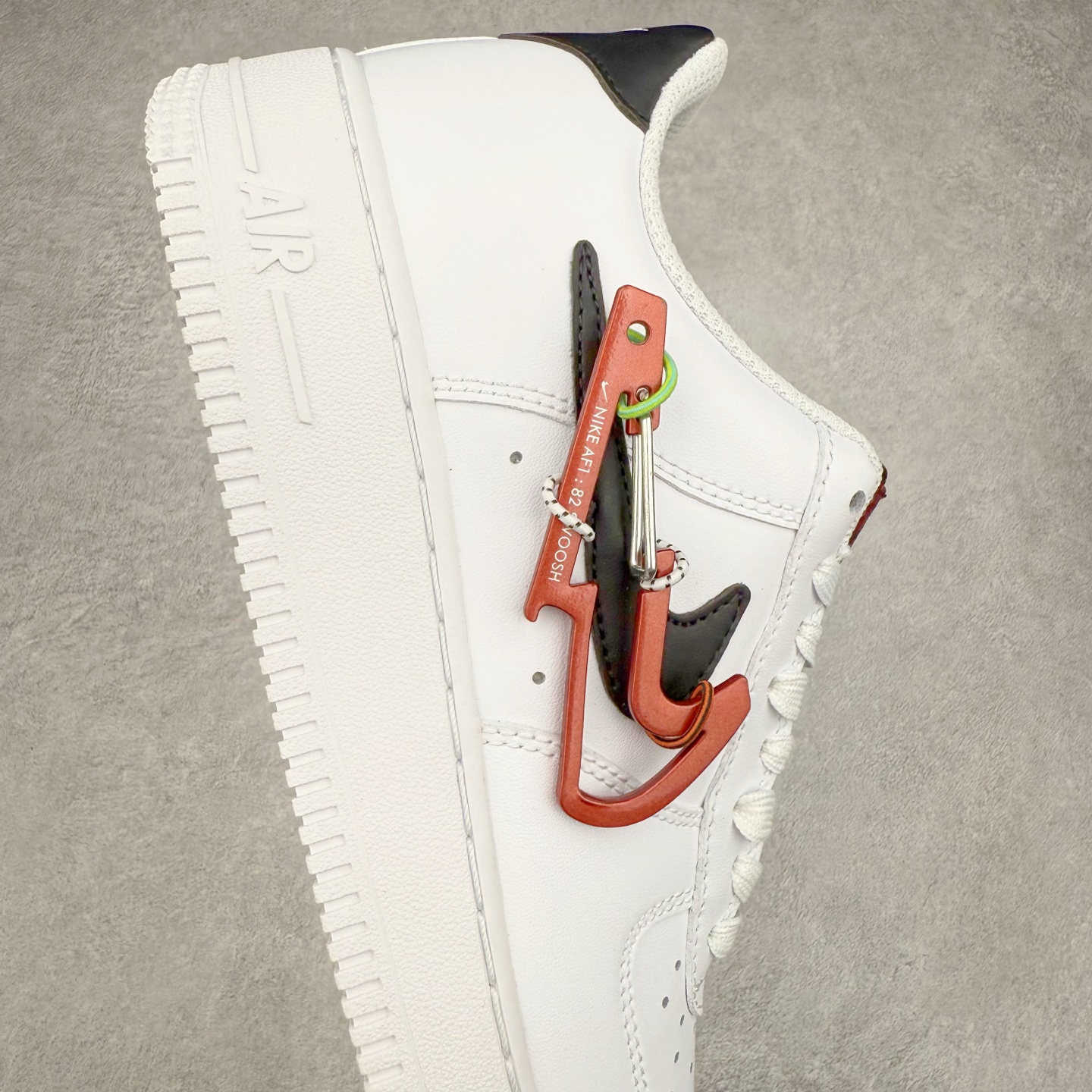 图片[6]-＃XT纯原 NK Air Force 1´07 Low 空军一号低帮百搭休闲运动板鞋 DH7579-100 顶级批次 2022全新楦头鞋型 鱼鳞大底 历时开发三个月 清洁度完美 二维码鞋标 内置芯片及solo气垫 大底高度及其弧度依照正品 钢印 logo刺绣 鞋口弧度 鞋头长度 鞋面冲孔 鞋垫背胶及钢印 完美鞋型对比正品 每一处都是细节满满 柔软、弹性十足的缓震性能和出色的中底设计 横跨复古与现代的外型结合 造就出风靡全球 三十多年的Force 1 直到今天还深受青睐 实拍调校N版已经零色差零失真 百分百还原实物色彩所见即所得 不存在货不对板色差等低级问题 选购参考实物拍摄 不混卖不参货 只用心做好货严格选品 承诺混一赔十 尺码：36 36.5 37.5 38 38.5 39 40 40.5 41 42 42.5 43 44 44.5 45-选品中心