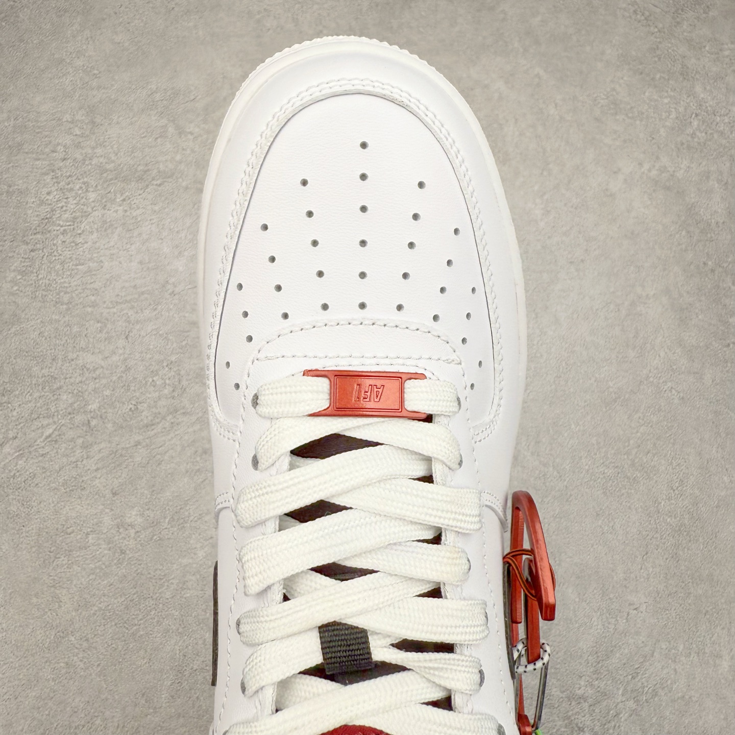 图片[4]-＃XT纯原 NK Air Force 1´07 Low 空军一号低帮百搭休闲运动板鞋 DH7579-100 顶级批次 2022全新楦头鞋型 鱼鳞大底 历时开发三个月 清洁度完美 二维码鞋标 内置芯片及solo气垫 大底高度及其弧度依照正品 钢印 logo刺绣 鞋口弧度 鞋头长度 鞋面冲孔 鞋垫背胶及钢印 完美鞋型对比正品 每一处都是细节满满 柔软、弹性十足的缓震性能和出色的中底设计 横跨复古与现代的外型结合 造就出风靡全球 三十多年的Force 1 直到今天还深受青睐 实拍调校N版已经零色差零失真 百分百还原实物色彩所见即所得 不存在货不对板色差等低级问题 选购参考实物拍摄 不混卖不参货 只用心做好货严格选品 承诺混一赔十 尺码：36 36.5 37.5 38 38.5 39 40 40.5 41 42 42.5 43 44 44.5 45-选品中心