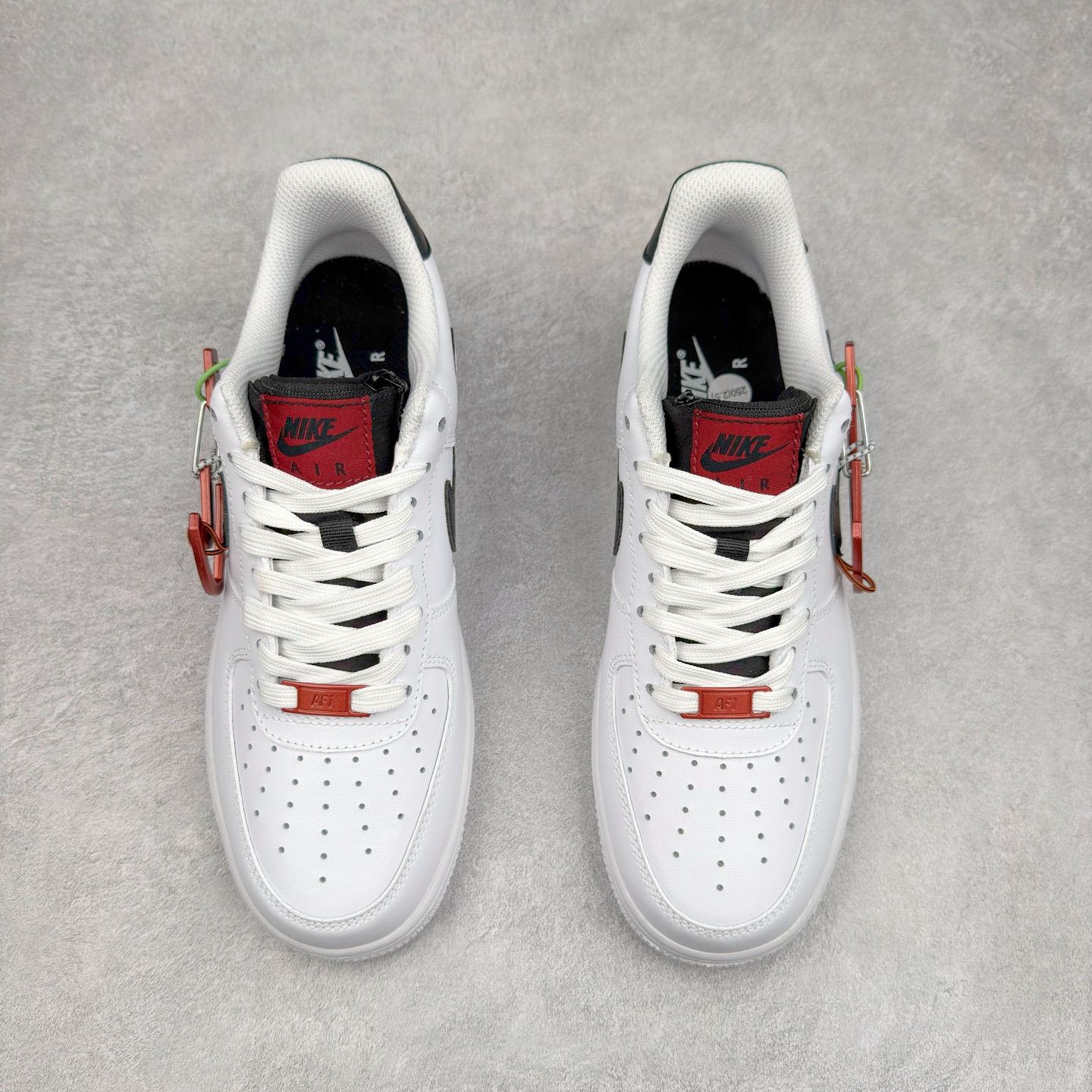 图片[2]-＃XT纯原 NK Air Force 1´07 Low 空军一号低帮百搭休闲运动板鞋 DH7579-100 顶级批次 2022全新楦头鞋型 鱼鳞大底 历时开发三个月 清洁度完美 二维码鞋标 内置芯片及solo气垫 大底高度及其弧度依照正品 钢印 logo刺绣 鞋口弧度 鞋头长度 鞋面冲孔 鞋垫背胶及钢印 完美鞋型对比正品 每一处都是细节满满 柔软、弹性十足的缓震性能和出色的中底设计 横跨复古与现代的外型结合 造就出风靡全球 三十多年的Force 1 直到今天还深受青睐 实拍调校N版已经零色差零失真 百分百还原实物色彩所见即所得 不存在货不对板色差等低级问题 选购参考实物拍摄 不混卖不参货 只用心做好货严格选品 承诺混一赔十 尺码：36 36.5 37.5 38 38.5 39 40 40.5 41 42 42.5 43 44 44.5 45-选品中心