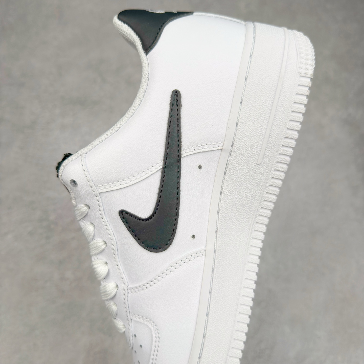 图片[7]-＃XT纯原 NK Air Force 1´07 Low 空军一号低帮百搭休闲运动板鞋 DH7579-100 顶级批次 2022全新楦头鞋型 鱼鳞大底 历时开发三个月 清洁度完美 二维码鞋标 内置芯片及solo气垫 大底高度及其弧度依照正品 钢印 logo刺绣 鞋口弧度 鞋头长度 鞋面冲孔 鞋垫背胶及钢印 完美鞋型对比正品 每一处都是细节满满 柔软、弹性十足的缓震性能和出色的中底设计 横跨复古与现代的外型结合 造就出风靡全球 三十多年的Force 1 直到今天还深受青睐 实拍调校N版已经零色差零失真 百分百还原实物色彩所见即所得 不存在货不对板色差等低级问题 选购参考实物拍摄 不混卖不参货 只用心做好货严格选品 承诺混一赔十 尺码：36 36.5 37.5 38 38.5 39 40 40.5 41 42 42.5 43 44 44.5 45-选品中心