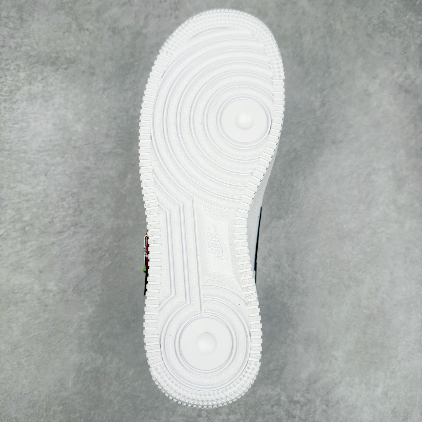 图片[9]-＃XT纯原 NK Air Force 1´07 Low 空军一号低帮百搭休闲运动板鞋 DH7579-100 顶级批次 2022全新楦头鞋型 鱼鳞大底 历时开发三个月 清洁度完美 二维码鞋标 内置芯片及solo气垫 大底高度及其弧度依照正品 钢印 logo刺绣 鞋口弧度 鞋头长度 鞋面冲孔 鞋垫背胶及钢印 完美鞋型对比正品 每一处都是细节满满 柔软、弹性十足的缓震性能和出色的中底设计 横跨复古与现代的外型结合 造就出风靡全球 三十多年的Force 1 直到今天还深受青睐 实拍调校N版已经零色差零失真 百分百还原实物色彩所见即所得 不存在货不对板色差等低级问题 选购参考实物拍摄 不混卖不参货 只用心做好货严格选品 承诺混一赔十 尺码：36 36.5 37.5 38 38.5 39 40 40.5 41 42 42.5 43 44 44.5 45-选品中心