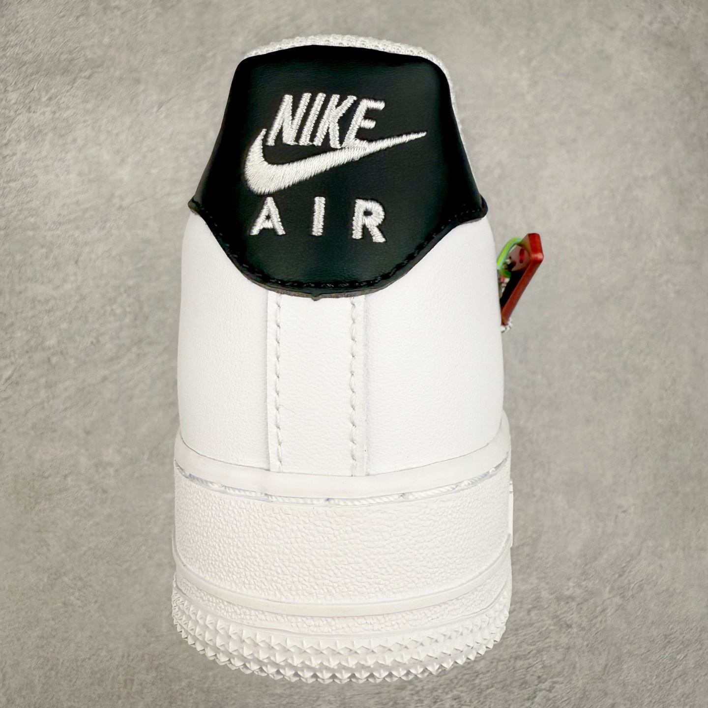 图片[8]-＃XT纯原 NK Air Force 1´07 Low 空军一号低帮百搭休闲运动板鞋 DH7579-100 顶级批次 2022全新楦头鞋型 鱼鳞大底 历时开发三个月 清洁度完美 二维码鞋标 内置芯片及solo气垫 大底高度及其弧度依照正品 钢印 logo刺绣 鞋口弧度 鞋头长度 鞋面冲孔 鞋垫背胶及钢印 完美鞋型对比正品 每一处都是细节满满 柔软、弹性十足的缓震性能和出色的中底设计 横跨复古与现代的外型结合 造就出风靡全球 三十多年的Force 1 直到今天还深受青睐 实拍调校N版已经零色差零失真 百分百还原实物色彩所见即所得 不存在货不对板色差等低级问题 选购参考实物拍摄 不混卖不参货 只用心做好货严格选品 承诺混一赔十 尺码：36 36.5 37.5 38 38.5 39 40 40.5 41 42 42.5 43 44 44.5 45-选品中心