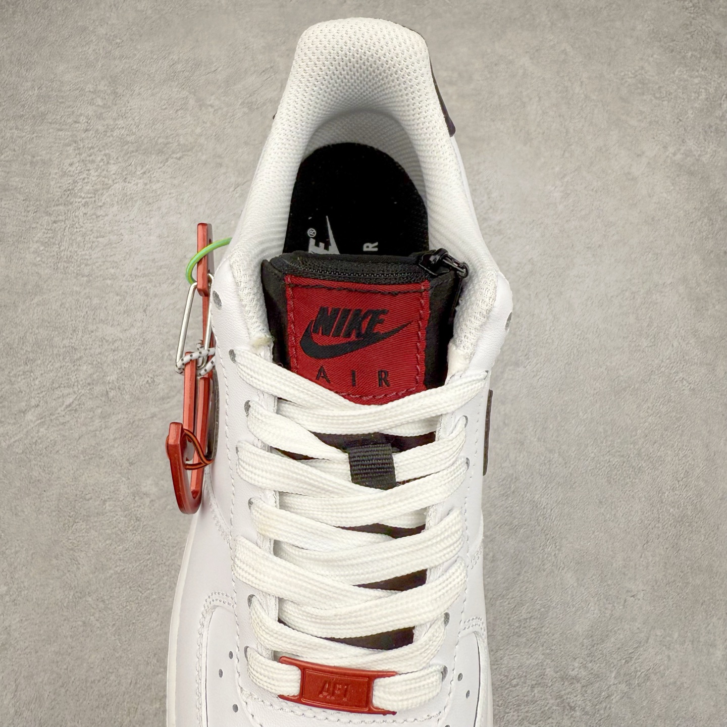 图片[5]-＃XT纯原 NK Air Force 1´07 Low 空军一号低帮百搭休闲运动板鞋 DH7579-100 顶级批次 2022全新楦头鞋型 鱼鳞大底 历时开发三个月 清洁度完美 二维码鞋标 内置芯片及solo气垫 大底高度及其弧度依照正品 钢印 logo刺绣 鞋口弧度 鞋头长度 鞋面冲孔 鞋垫背胶及钢印 完美鞋型对比正品 每一处都是细节满满 柔软、弹性十足的缓震性能和出色的中底设计 横跨复古与现代的外型结合 造就出风靡全球 三十多年的Force 1 直到今天还深受青睐 实拍调校N版已经零色差零失真 百分百还原实物色彩所见即所得 不存在货不对板色差等低级问题 选购参考实物拍摄 不混卖不参货 只用心做好货严格选品 承诺混一赔十 尺码：36 36.5 37.5 38 38.5 39 40 40.5 41 42 42.5 43 44 44.5 45-选品中心