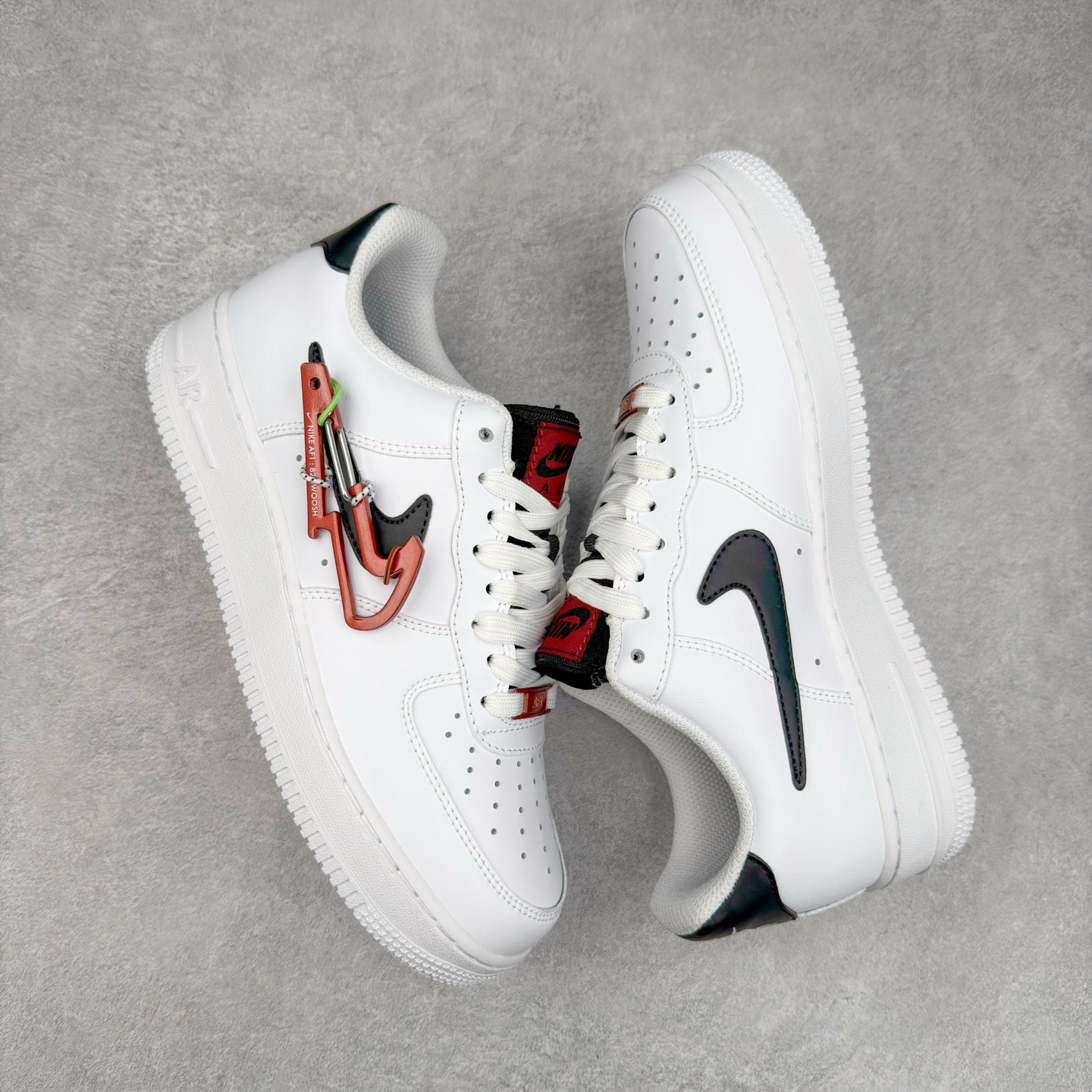 图片[3]-＃XT纯原 NK Air Force 1´07 Low 空军一号低帮百搭休闲运动板鞋 DH7579-100 顶级批次 2022全新楦头鞋型 鱼鳞大底 历时开发三个月 清洁度完美 二维码鞋标 内置芯片及solo气垫 大底高度及其弧度依照正品 钢印 logo刺绣 鞋口弧度 鞋头长度 鞋面冲孔 鞋垫背胶及钢印 完美鞋型对比正品 每一处都是细节满满 柔软、弹性十足的缓震性能和出色的中底设计 横跨复古与现代的外型结合 造就出风靡全球 三十多年的Force 1 直到今天还深受青睐 实拍调校N版已经零色差零失真 百分百还原实物色彩所见即所得 不存在货不对板色差等低级问题 选购参考实物拍摄 不混卖不参货 只用心做好货严格选品 承诺混一赔十 尺码：36 36.5 37.5 38 38.5 39 40 40.5 41 42 42.5 43 44 44.5 45-选品中心