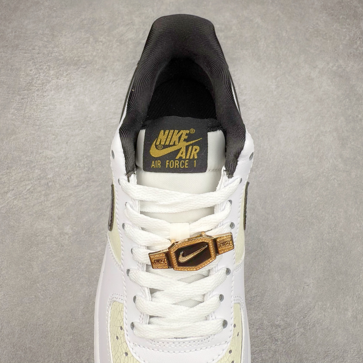 图片[5]-＃XT纯原 NK Air Force 1´07 Low 空军一号低帮百搭休闲运动板鞋 DQ0300-100 顶级批次 2022全新楦头鞋型 鱼鳞大底 历时开发三个月 清洁度完美 二维码鞋标 内置芯片及solo气垫 大底高度及其弧度依照正品 钢印 logo刺绣 鞋口弧度 鞋头长度 鞋面冲孔 鞋垫背胶及钢印 完美鞋型对比正品 每一处都是细节满满 柔软、弹性十足的缓震性能和出色的中底设计 横跨复古与现代的外型结合 造就出风靡全球 三十多年的Force 1 直到今天还深受青睐 实拍调校N版已经零色差零失真 百分百还原实物色彩所见即所得 不存在货不对板色差等低级问题 选购参考实物拍摄 不混卖不参货 只用心做好货严格选品 承诺混一赔十 尺码：36 36.5 37.5 38 38.5 39 40 40.5 41 42 42.5 43 44 44.5 45-选品中心