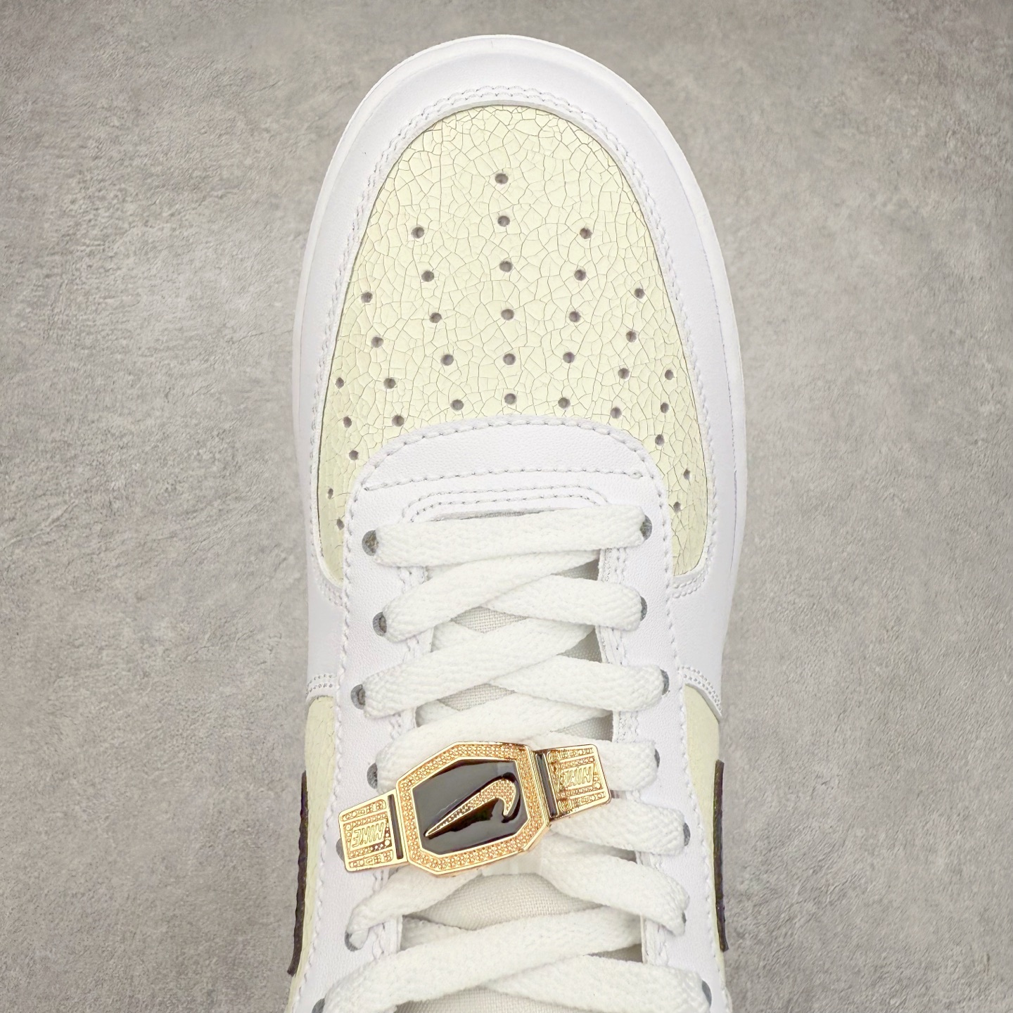 图片[4]-＃XT纯原 NK Air Force 1´07 Low 空军一号低帮百搭休闲运动板鞋 DQ0300-100 顶级批次 2022全新楦头鞋型 鱼鳞大底 历时开发三个月 清洁度完美 二维码鞋标 内置芯片及solo气垫 大底高度及其弧度依照正品 钢印 logo刺绣 鞋口弧度 鞋头长度 鞋面冲孔 鞋垫背胶及钢印 完美鞋型对比正品 每一处都是细节满满 柔软、弹性十足的缓震性能和出色的中底设计 横跨复古与现代的外型结合 造就出风靡全球 三十多年的Force 1 直到今天还深受青睐 实拍调校N版已经零色差零失真 百分百还原实物色彩所见即所得 不存在货不对板色差等低级问题 选购参考实物拍摄 不混卖不参货 只用心做好货严格选品 承诺混一赔十 尺码：36 36.5 37.5 38 38.5 39 40 40.5 41 42 42.5 43 44 44.5 45-选品中心