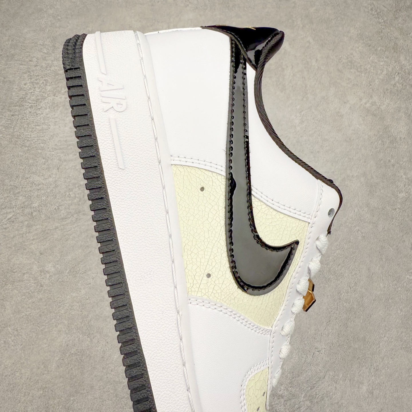 图片[6]-＃XT纯原 NK Air Force 1´07 Low 空军一号低帮百搭休闲运动板鞋 DQ0300-100 顶级批次 2022全新楦头鞋型 鱼鳞大底 历时开发三个月 清洁度完美 二维码鞋标 内置芯片及solo气垫 大底高度及其弧度依照正品 钢印 logo刺绣 鞋口弧度 鞋头长度 鞋面冲孔 鞋垫背胶及钢印 完美鞋型对比正品 每一处都是细节满满 柔软、弹性十足的缓震性能和出色的中底设计 横跨复古与现代的外型结合 造就出风靡全球 三十多年的Force 1 直到今天还深受青睐 实拍调校N版已经零色差零失真 百分百还原实物色彩所见即所得 不存在货不对板色差等低级问题 选购参考实物拍摄 不混卖不参货 只用心做好货严格选品 承诺混一赔十 尺码：36 36.5 37.5 38 38.5 39 40 40.5 41 42 42.5 43 44 44.5 45-选品中心