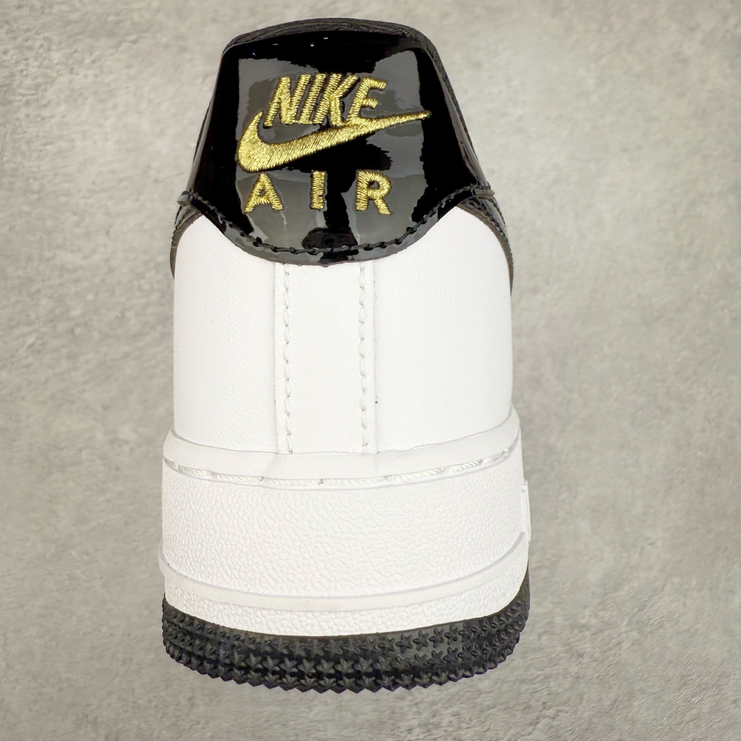 图片[8]-＃XT纯原 NK Air Force 1´07 Low 空军一号低帮百搭休闲运动板鞋 DQ0300-100 顶级批次 2022全新楦头鞋型 鱼鳞大底 历时开发三个月 清洁度完美 二维码鞋标 内置芯片及solo气垫 大底高度及其弧度依照正品 钢印 logo刺绣 鞋口弧度 鞋头长度 鞋面冲孔 鞋垫背胶及钢印 完美鞋型对比正品 每一处都是细节满满 柔软、弹性十足的缓震性能和出色的中底设计 横跨复古与现代的外型结合 造就出风靡全球 三十多年的Force 1 直到今天还深受青睐 实拍调校N版已经零色差零失真 百分百还原实物色彩所见即所得 不存在货不对板色差等低级问题 选购参考实物拍摄 不混卖不参货 只用心做好货严格选品 承诺混一赔十 尺码：36 36.5 37.5 38 38.5 39 40 40.5 41 42 42.5 43 44 44.5 45-选品中心