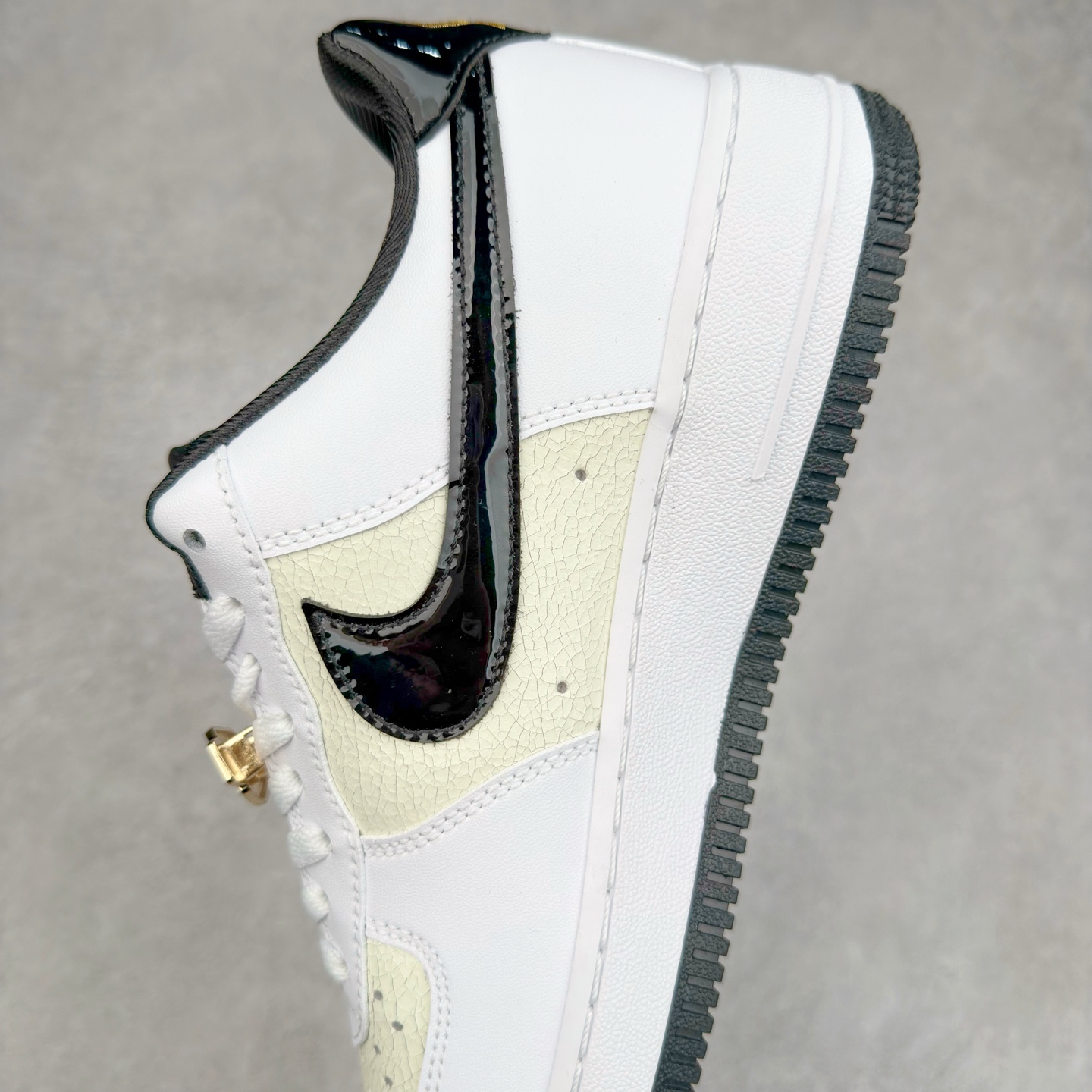 图片[7]-＃XT纯原 NK Air Force 1´07 Low 空军一号低帮百搭休闲运动板鞋 DQ0300-100 顶级批次 2022全新楦头鞋型 鱼鳞大底 历时开发三个月 清洁度完美 二维码鞋标 内置芯片及solo气垫 大底高度及其弧度依照正品 钢印 logo刺绣 鞋口弧度 鞋头长度 鞋面冲孔 鞋垫背胶及钢印 完美鞋型对比正品 每一处都是细节满满 柔软、弹性十足的缓震性能和出色的中底设计 横跨复古与现代的外型结合 造就出风靡全球 三十多年的Force 1 直到今天还深受青睐 实拍调校N版已经零色差零失真 百分百还原实物色彩所见即所得 不存在货不对板色差等低级问题 选购参考实物拍摄 不混卖不参货 只用心做好货严格选品 承诺混一赔十 尺码：36 36.5 37.5 38 38.5 39 40 40.5 41 42 42.5 43 44 44.5 45-选品中心