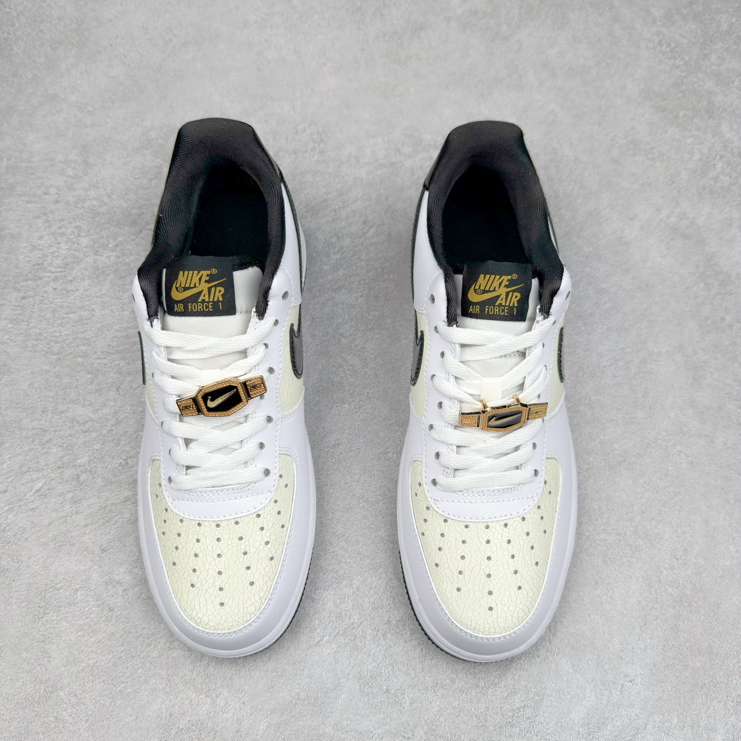 图片[2]-＃XT纯原 NK Air Force 1´07 Low 空军一号低帮百搭休闲运动板鞋 DQ0300-100 顶级批次 2022全新楦头鞋型 鱼鳞大底 历时开发三个月 清洁度完美 二维码鞋标 内置芯片及solo气垫 大底高度及其弧度依照正品 钢印 logo刺绣 鞋口弧度 鞋头长度 鞋面冲孔 鞋垫背胶及钢印 完美鞋型对比正品 每一处都是细节满满 柔软、弹性十足的缓震性能和出色的中底设计 横跨复古与现代的外型结合 造就出风靡全球 三十多年的Force 1 直到今天还深受青睐 实拍调校N版已经零色差零失真 百分百还原实物色彩所见即所得 不存在货不对板色差等低级问题 选购参考实物拍摄 不混卖不参货 只用心做好货严格选品 承诺混一赔十 尺码：36 36.5 37.5 38 38.5 39 40 40.5 41 42 42.5 43 44 44.5 45-选品中心