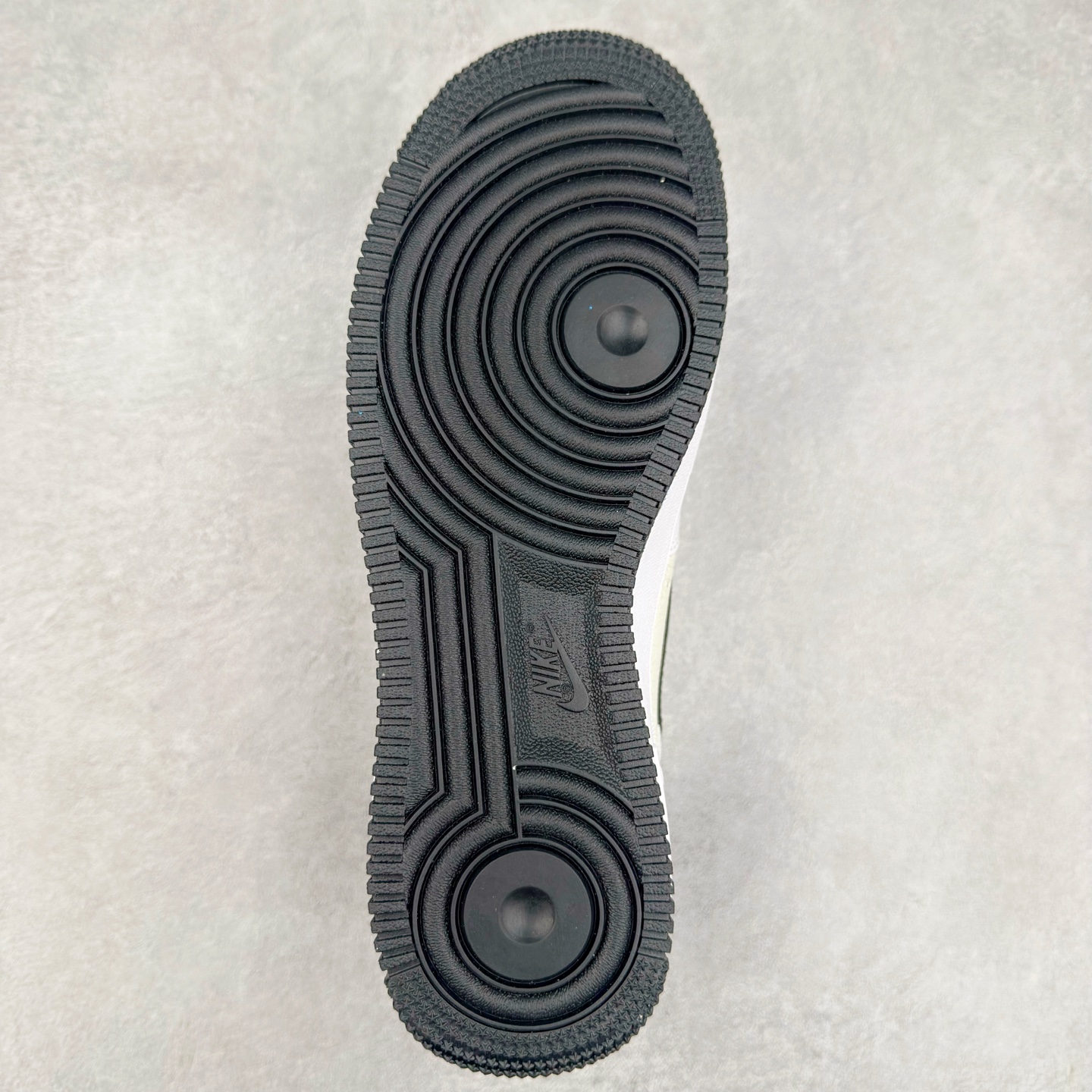 图片[9]-＃XT纯原 NK Air Force 1´07 Low 空军一号低帮百搭休闲运动板鞋 DQ0300-100 顶级批次 2022全新楦头鞋型 鱼鳞大底 历时开发三个月 清洁度完美 二维码鞋标 内置芯片及solo气垫 大底高度及其弧度依照正品 钢印 logo刺绣 鞋口弧度 鞋头长度 鞋面冲孔 鞋垫背胶及钢印 完美鞋型对比正品 每一处都是细节满满 柔软、弹性十足的缓震性能和出色的中底设计 横跨复古与现代的外型结合 造就出风靡全球 三十多年的Force 1 直到今天还深受青睐 实拍调校N版已经零色差零失真 百分百还原实物色彩所见即所得 不存在货不对板色差等低级问题 选购参考实物拍摄 不混卖不参货 只用心做好货严格选品 承诺混一赔十 尺码：36 36.5 37.5 38 38.5 39 40 40.5 41 42 42.5 43 44 44.5 45-选品中心