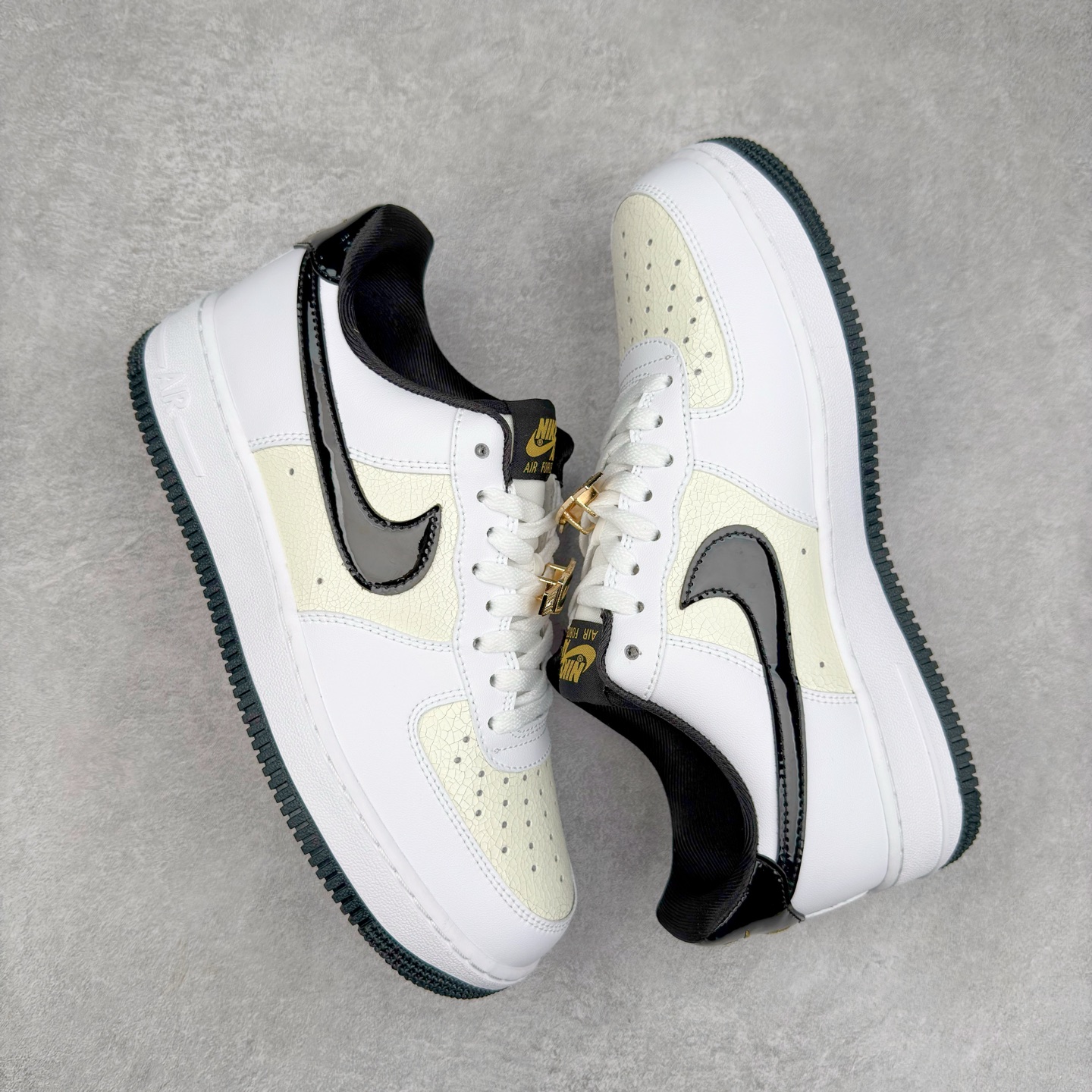 图片[3]-＃XT纯原 NK Air Force 1´07 Low 空军一号低帮百搭休闲运动板鞋 DQ0300-100 顶级批次 2022全新楦头鞋型 鱼鳞大底 历时开发三个月 清洁度完美 二维码鞋标 内置芯片及solo气垫 大底高度及其弧度依照正品 钢印 logo刺绣 鞋口弧度 鞋头长度 鞋面冲孔 鞋垫背胶及钢印 完美鞋型对比正品 每一处都是细节满满 柔软、弹性十足的缓震性能和出色的中底设计 横跨复古与现代的外型结合 造就出风靡全球 三十多年的Force 1 直到今天还深受青睐 实拍调校N版已经零色差零失真 百分百还原实物色彩所见即所得 不存在货不对板色差等低级问题 选购参考实物拍摄 不混卖不参货 只用心做好货严格选品 承诺混一赔十 尺码：36 36.5 37.5 38 38.5 39 40 40.5 41 42 42.5 43 44 44.5 45-选品中心