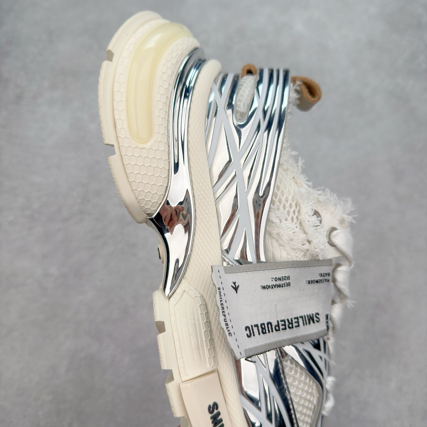 图片[6]-SMILEREPUBLIC SKYLINE 经典白色防滑增高低帮老爹鞋男女同款 SMILEREPUBLIC成立于2022年，是一个以Daily Street风格为主的街头鞋履品牌，设计灵感源自于人们脸上的笑容，鞋头部位的弯曲弧线，就像笑容的曲线一般。品牌更像是一个先行者，秉承着街头文化的潮流理念，诠释新世代积极乐观的生活态度，旨为那些热爱生活且乐观应对生活的人 尺码：35 36 37 38 39 40 41 42 43 44-选品中心