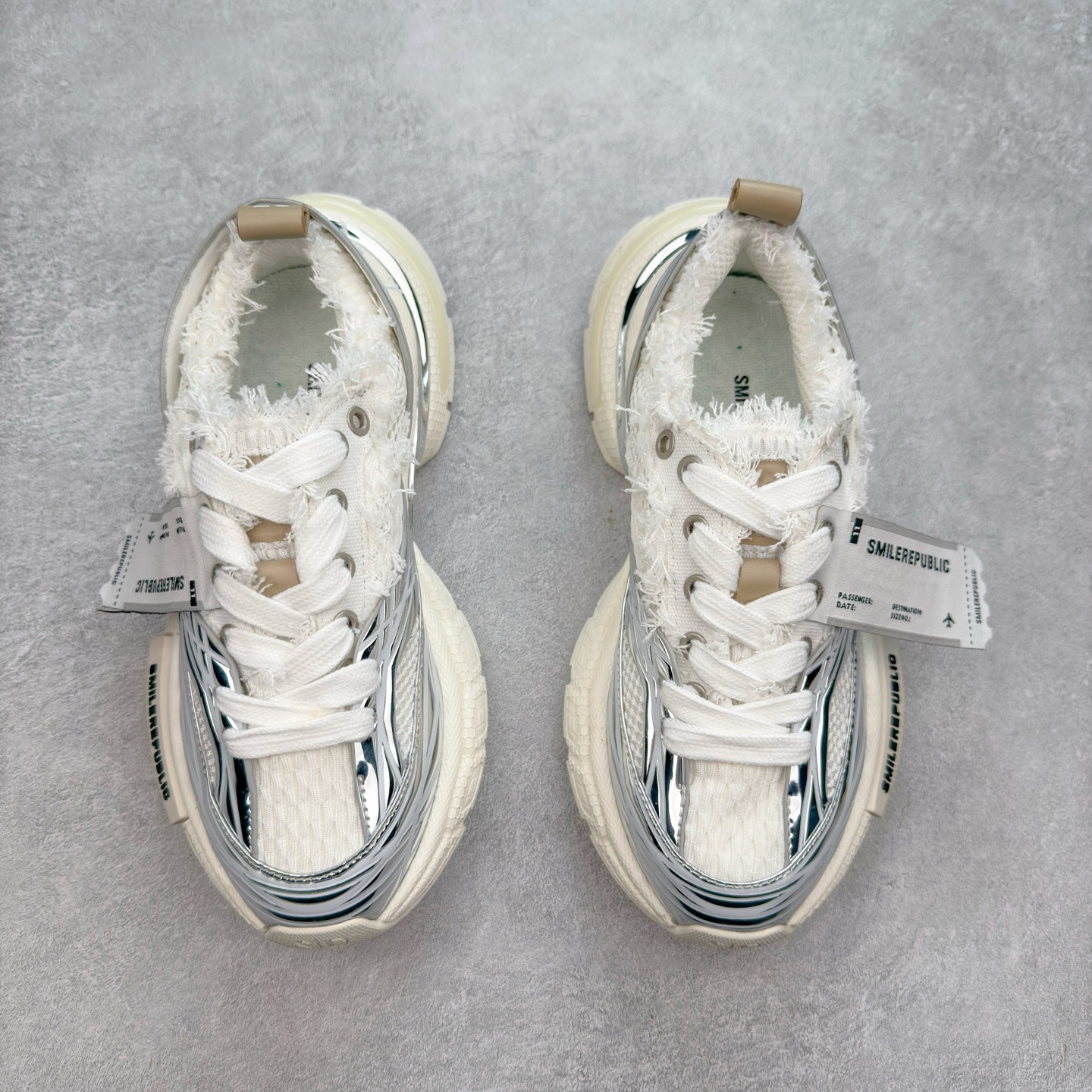 图片[2]-SMILEREPUBLIC SKYLINE 经典白色防滑增高低帮老爹鞋男女同款 SMILEREPUBLIC成立于2022年，是一个以Daily Street风格为主的街头鞋履品牌，设计灵感源自于人们脸上的笑容，鞋头部位的弯曲弧线，就像笑容的曲线一般。品牌更像是一个先行者，秉承着街头文化的潮流理念，诠释新世代积极乐观的生活态度，旨为那些热爱生活且乐观应对生活的人 尺码：35 36 37 38 39 40 41 42 43 44-选品中心