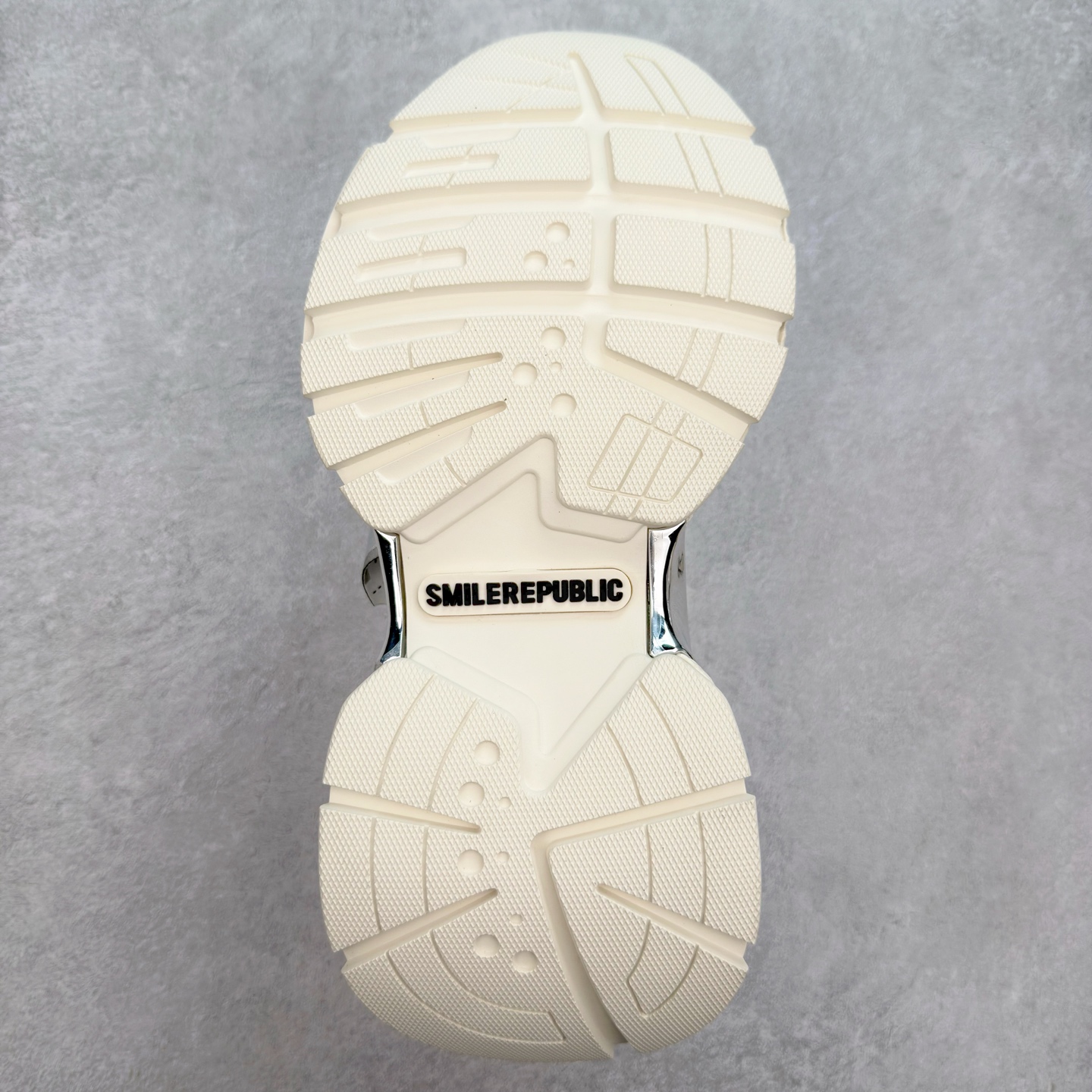 图片[9]-SMILEREPUBLIC SKYLINE 经典白色防滑增高低帮老爹鞋男女同款 SMILEREPUBLIC成立于2022年，是一个以Daily Street风格为主的街头鞋履品牌，设计灵感源自于人们脸上的笑容，鞋头部位的弯曲弧线，就像笑容的曲线一般。品牌更像是一个先行者，秉承着街头文化的潮流理念，诠释新世代积极乐观的生活态度，旨为那些热爱生活且乐观应对生活的人 尺码：35 36 37 38 39 40 41 42 43 44-选品中心