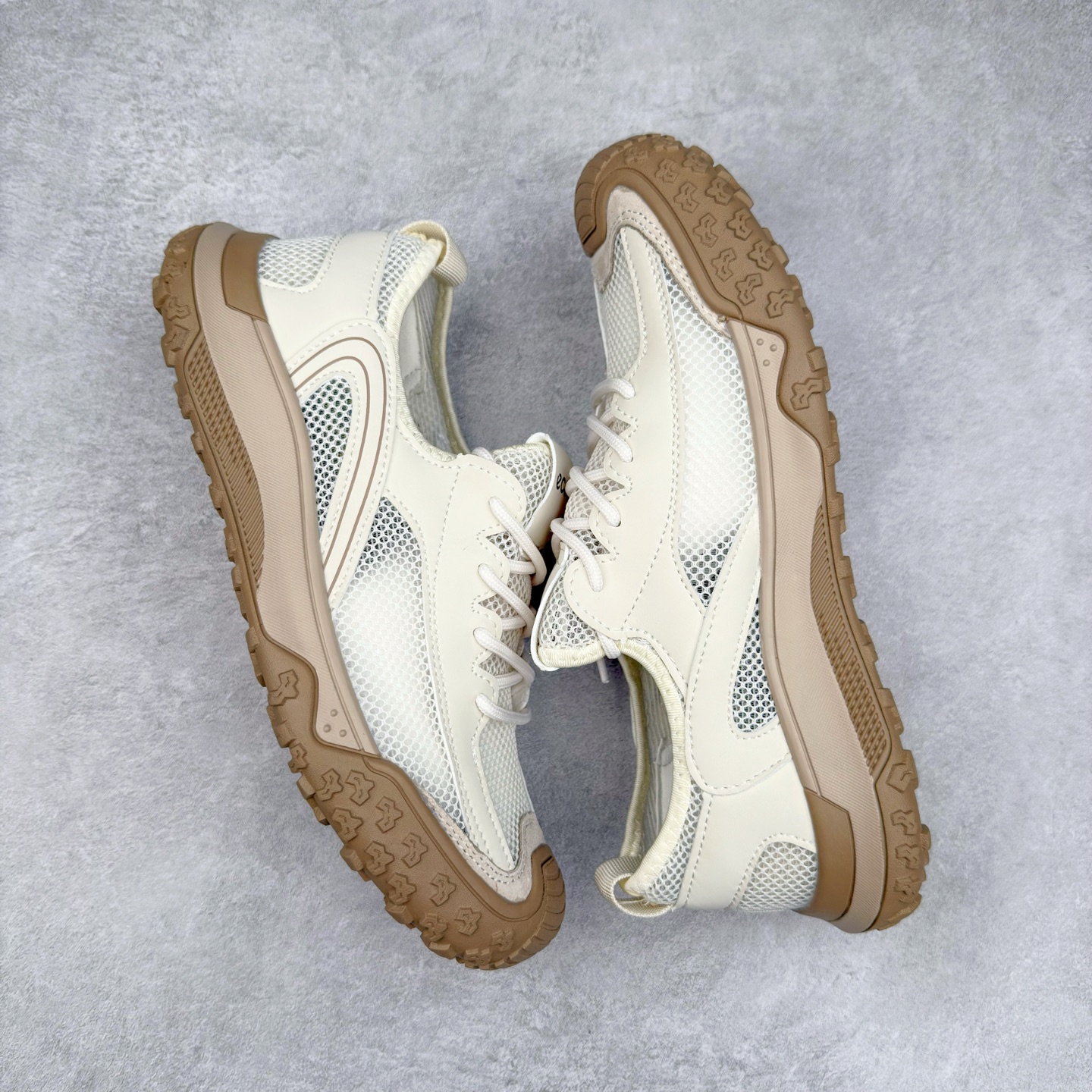 图片[3]-Ecco/爱步 全速系列低帮系带运动休闲夏季网布鞋 甄选牛皮鞋面 细腻亲肤清爽 多种拼接设计 时尚有型 潮流穿搭 粘条设计 操作简单，舒适合脚穿脱方便 舒适内里材质，细腻贴脚 亲肤舒适不伤脚 搭配柔软鞋垫 有效缓压 橡胶大底，简约不简单 在不同环境下，都能提供优秀的抓地力和耐损效果 潮弄风尚 不羁腔调 尺码：39 40 41 42 43 44（皮鞋码）-选品中心