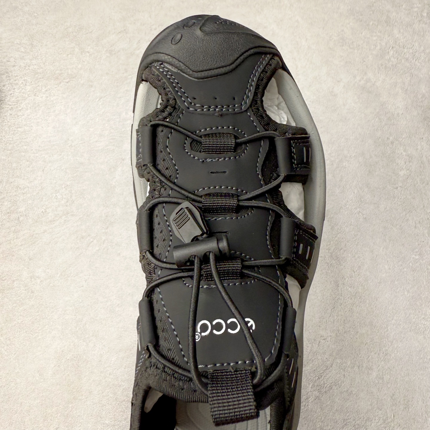 图片[4]-Ecco/爱步 境界系列25ss夏季舒适防滑魔术贴包头凉鞋 甄选牛皮鞋面 细腻亲肤清爽 多种拼接设计 时尚有型 潮流穿搭 粘条设计 操作简单，舒适合脚穿脱方便 舒适内里材质，细腻贴脚 亲肤舒适不伤脚 搭配柔软鞋垫 有效缓压 橡胶大底，简约不简单 在不同环境下，都能提供优秀的抓地力和耐损效果 潮弄风尚 不羁腔调 尺码：39 40 41 42 43 44（皮鞋码）-选品中心