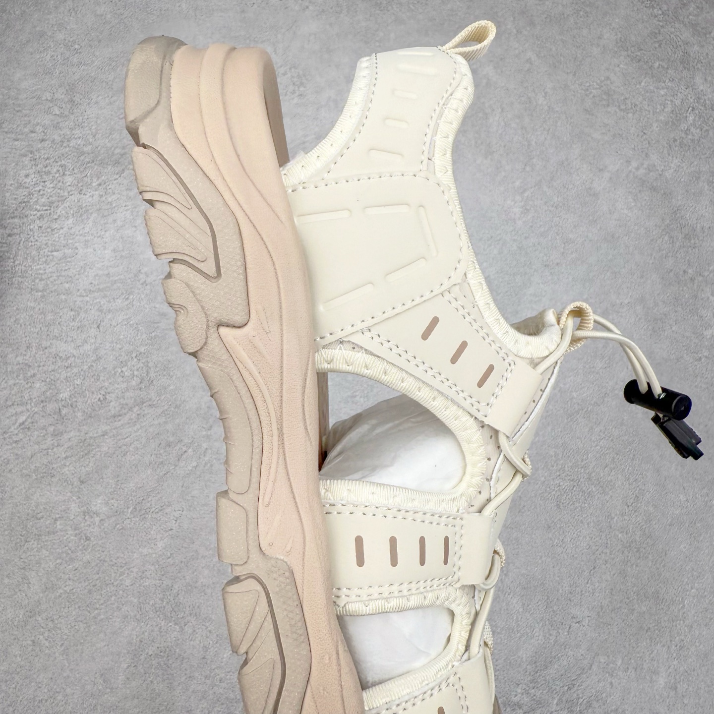 图片[6]-Ecco/爱步 境界系列25ss夏季舒适防滑魔术贴包头凉鞋 甄选牛皮鞋面 细腻亲肤清爽 多种拼接设计 时尚有型 潮流穿搭 粘条设计 操作简单，舒适合脚穿脱方便 舒适内里材质，细腻贴脚 亲肤舒适不伤脚 搭配柔软鞋垫 有效缓压 橡胶大底，简约不简单 在不同环境下，都能提供优秀的抓地力和耐损效果 潮弄风尚 不羁腔调 尺码：39 40 41 42 43 44（皮鞋码）-选品中心