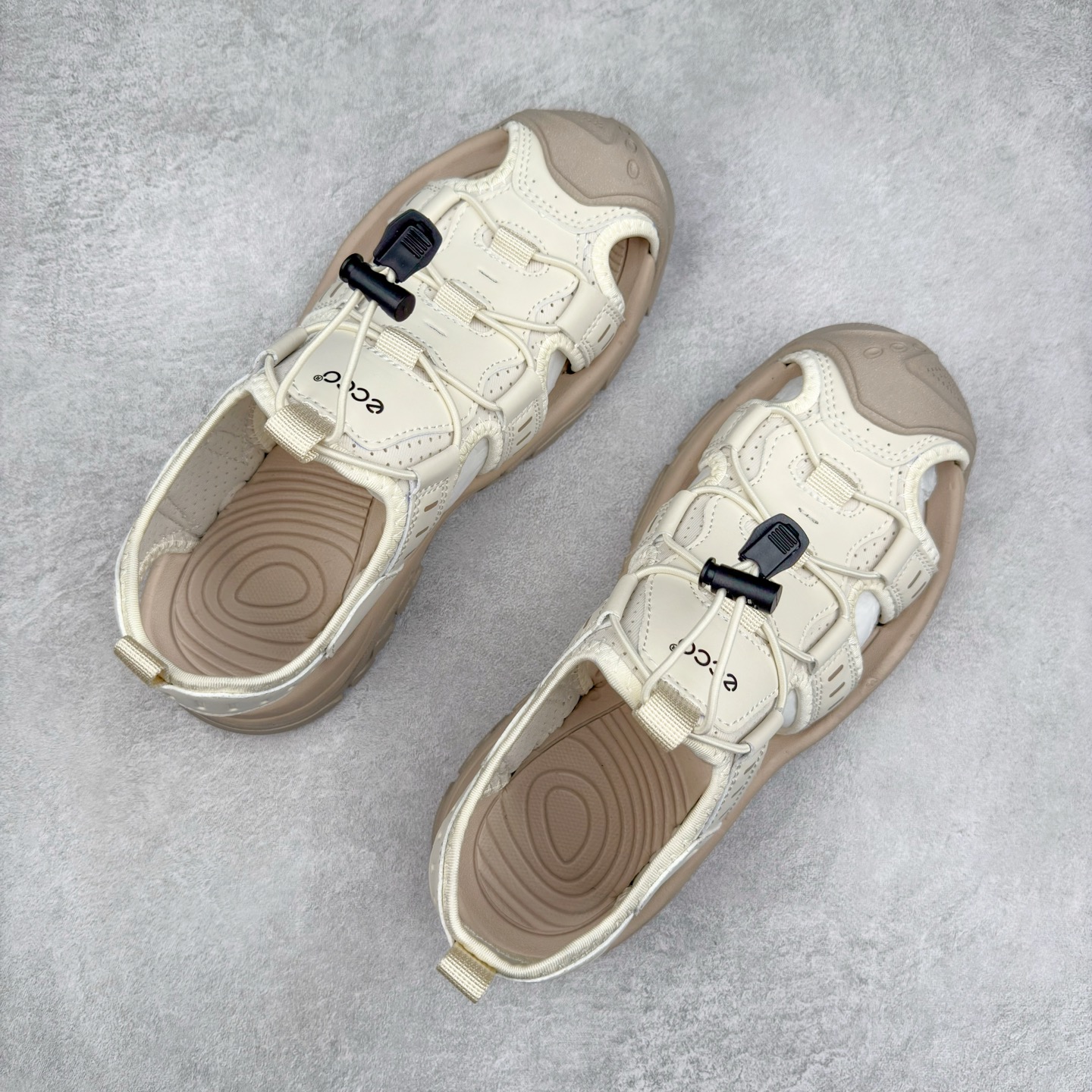 图片[3]-Ecco/爱步 境界系列25ss夏季舒适防滑魔术贴包头凉鞋 甄选牛皮鞋面 细腻亲肤清爽 多种拼接设计 时尚有型 潮流穿搭 粘条设计 操作简单，舒适合脚穿脱方便 舒适内里材质，细腻贴脚 亲肤舒适不伤脚 搭配柔软鞋垫 有效缓压 橡胶大底，简约不简单 在不同环境下，都能提供优秀的抓地力和耐损效果 潮弄风尚 不羁腔调 尺码：39 40 41 42 43 44（皮鞋码）-选品中心