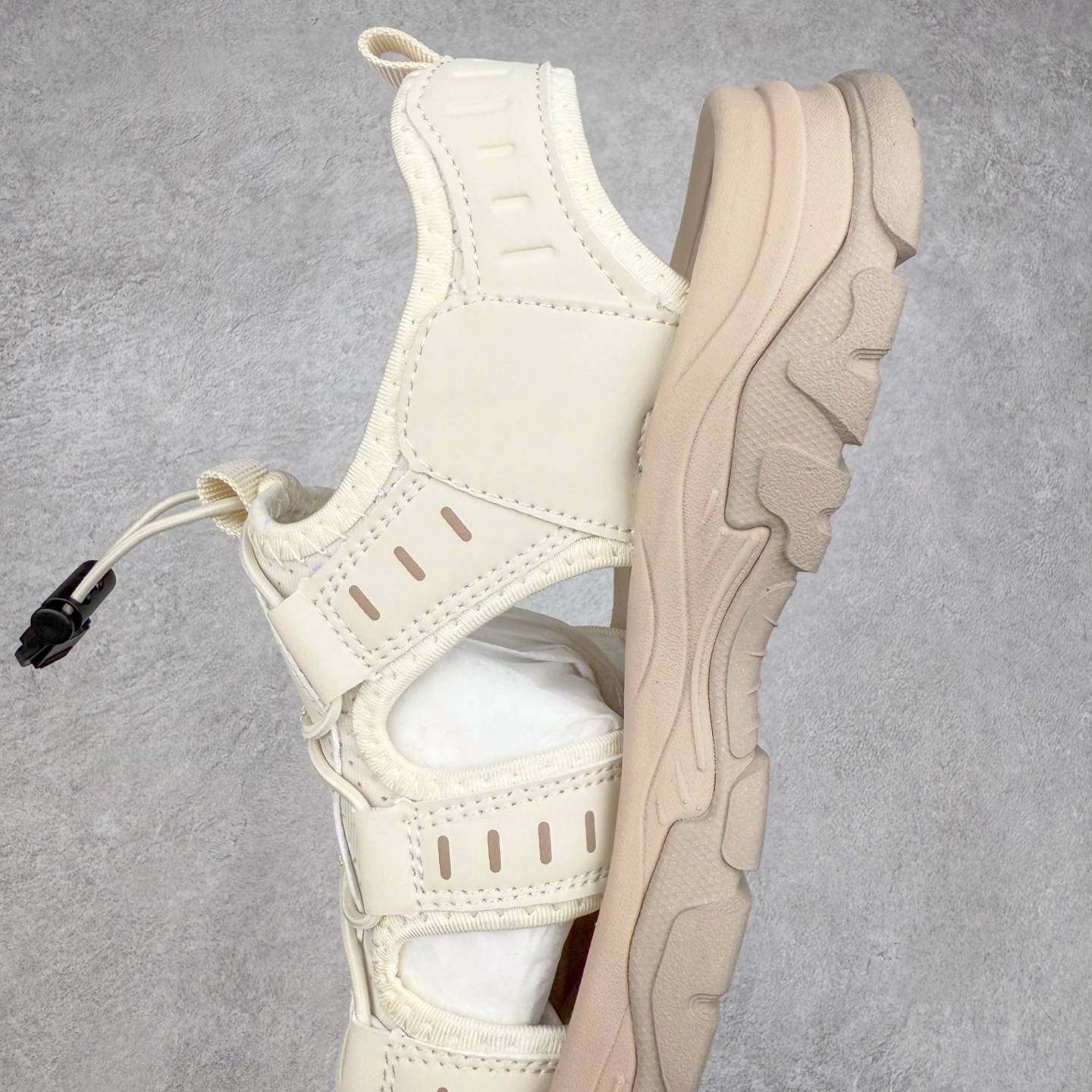 图片[7]-Ecco/爱步 境界系列25ss夏季舒适防滑魔术贴包头凉鞋 甄选牛皮鞋面 细腻亲肤清爽 多种拼接设计 时尚有型 潮流穿搭 粘条设计 操作简单，舒适合脚穿脱方便 舒适内里材质，细腻贴脚 亲肤舒适不伤脚 搭配柔软鞋垫 有效缓压 橡胶大底，简约不简单 在不同环境下，都能提供优秀的抓地力和耐损效果 潮弄风尚 不羁腔调 尺码：39 40 41 42 43 44（皮鞋码）-选品中心