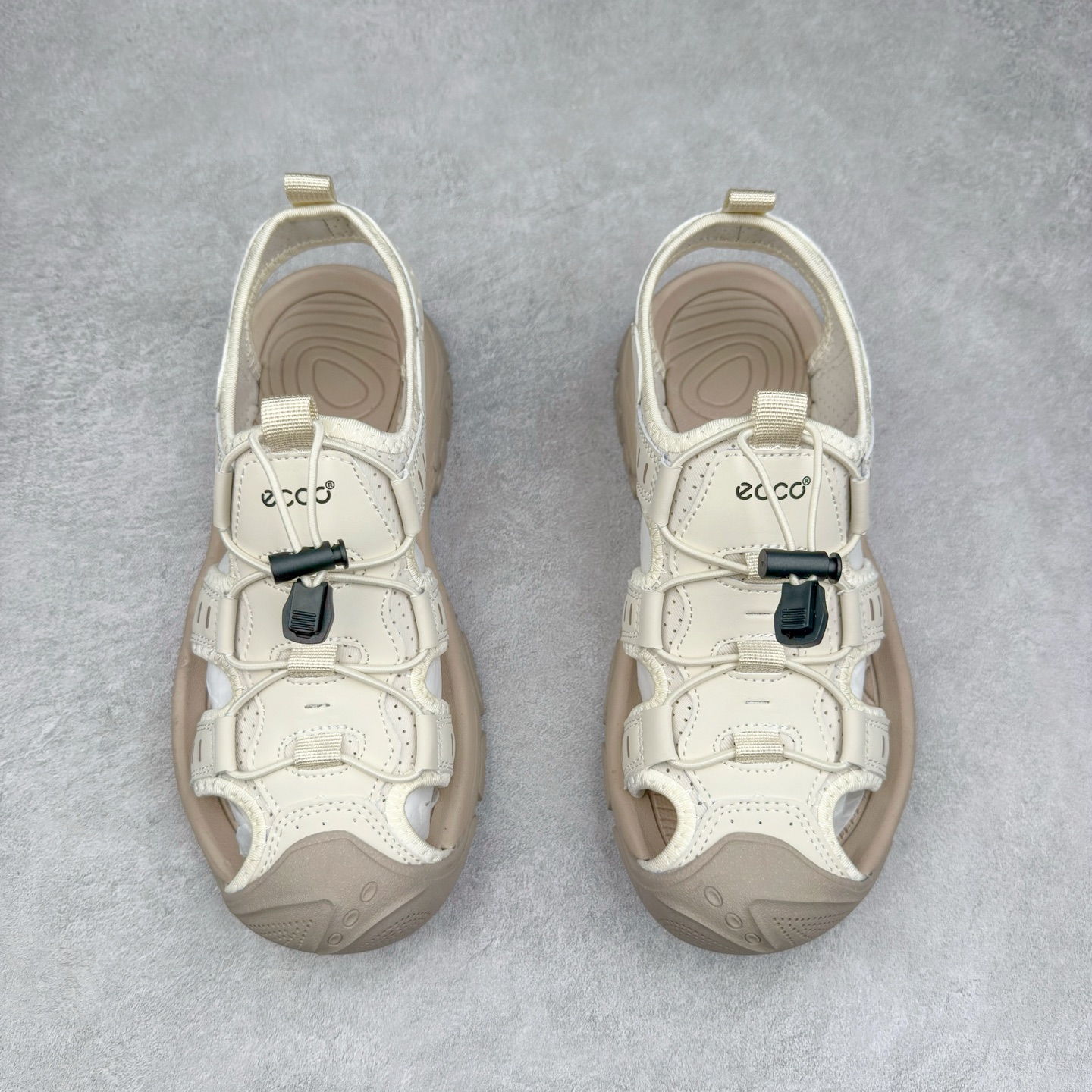 图片[2]-Ecco/爱步 境界系列25ss夏季舒适防滑魔术贴包头凉鞋 甄选牛皮鞋面 细腻亲肤清爽 多种拼接设计 时尚有型 潮流穿搭 粘条设计 操作简单，舒适合脚穿脱方便 舒适内里材质，细腻贴脚 亲肤舒适不伤脚 搭配柔软鞋垫 有效缓压 橡胶大底，简约不简单 在不同环境下，都能提供优秀的抓地力和耐损效果 潮弄风尚 不羁腔调 尺码：39 40 41 42 43 44（皮鞋码）-选品中心