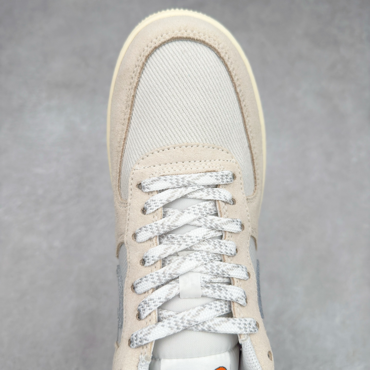 图片[4]-＃XT纯原 NK Air Force 1´07 Low 空军一号低帮百搭休闲运动板鞋 DO9801-100 顶级批次 2022全新楦头鞋型 鱼鳞大底 历时开发三个月 清洁度完美 二维码鞋标 内置芯片及solo气垫 大底高度及其弧度依照正品 钢印 logo刺绣 鞋口弧度 鞋头长度 鞋面冲孔 鞋垫背胶及钢印 完美鞋型对比正品 每一处都是细节满满 柔软、弹性十足的缓震性能和出色的中底设计 横跨复古与现代的外型结合 造就出风靡全球 三十多年的Force 1 直到今天还深受青睐 实拍调校N版已经零色差零失真 百分百还原实物色彩所见即所得 不存在货不对板色差等低级问题 选购参考实物拍摄 不混卖不参货 只用心做好货严格选品 承诺混一赔十 尺码：36 36.5 37.5 38 38.5 39 40 40.5 41 42 42.5 43 44 44.5 45-选品中心