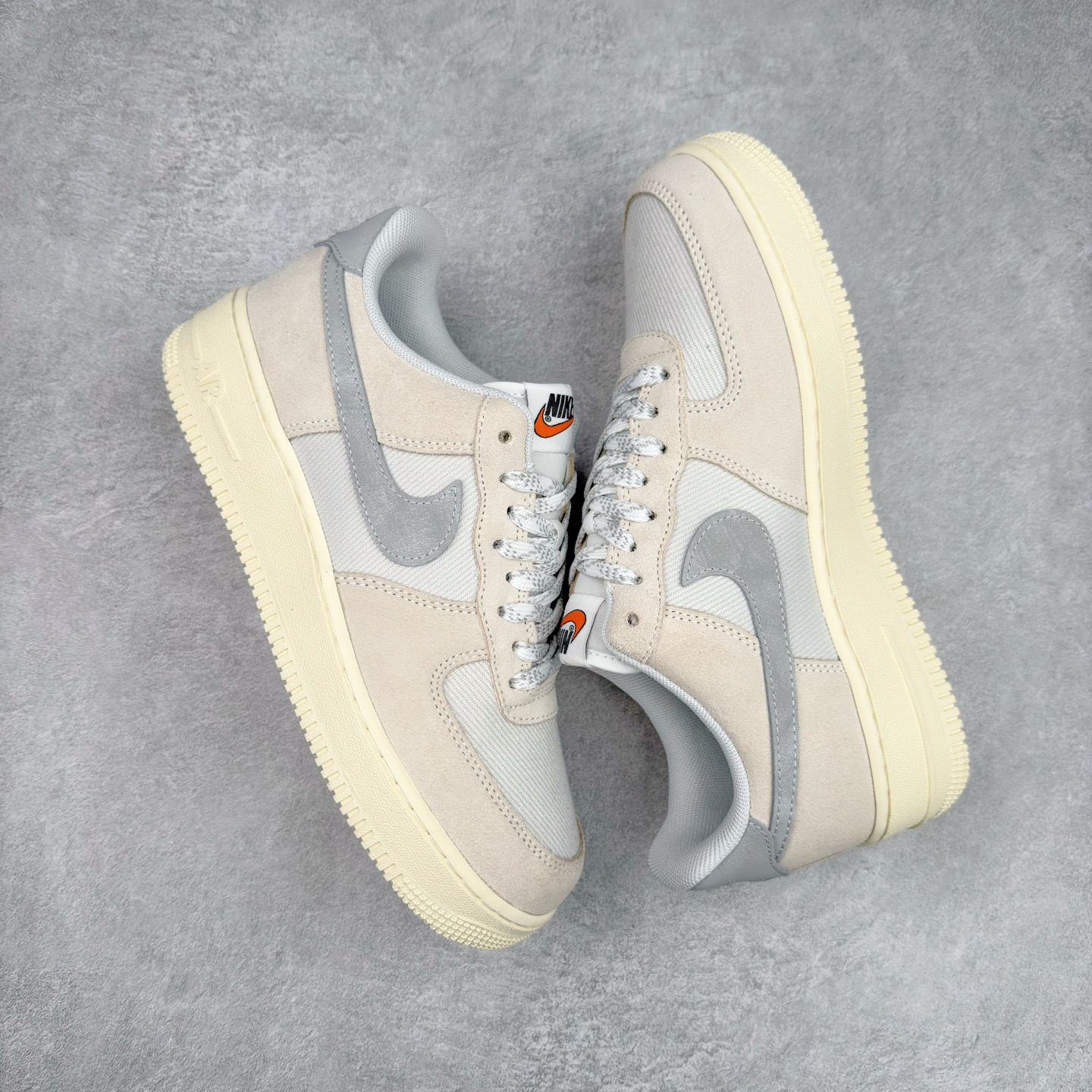 图片[3]-＃XT纯原 NK Air Force 1´07 Low 空军一号低帮百搭休闲运动板鞋 DO9801-100 顶级批次 2022全新楦头鞋型 鱼鳞大底 历时开发三个月 清洁度完美 二维码鞋标 内置芯片及solo气垫 大底高度及其弧度依照正品 钢印 logo刺绣 鞋口弧度 鞋头长度 鞋面冲孔 鞋垫背胶及钢印 完美鞋型对比正品 每一处都是细节满满 柔软、弹性十足的缓震性能和出色的中底设计 横跨复古与现代的外型结合 造就出风靡全球 三十多年的Force 1 直到今天还深受青睐 实拍调校N版已经零色差零失真 百分百还原实物色彩所见即所得 不存在货不对板色差等低级问题 选购参考实物拍摄 不混卖不参货 只用心做好货严格选品 承诺混一赔十 尺码：36 36.5 37.5 38 38.5 39 40 40.5 41 42 42.5 43 44 44.5 45-选品中心