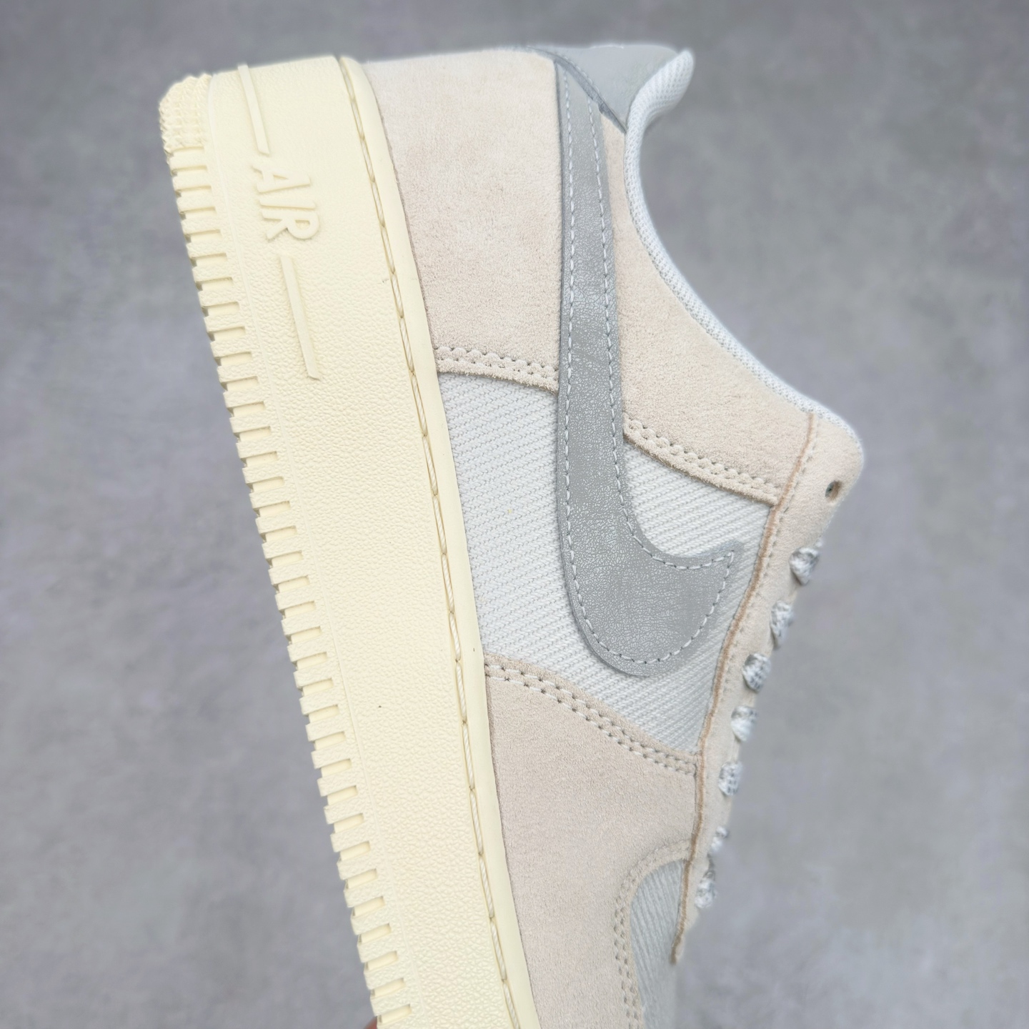 图片[6]-＃XT纯原 NK Air Force 1´07 Low 空军一号低帮百搭休闲运动板鞋 DO9801-100 顶级批次 2022全新楦头鞋型 鱼鳞大底 历时开发三个月 清洁度完美 二维码鞋标 内置芯片及solo气垫 大底高度及其弧度依照正品 钢印 logo刺绣 鞋口弧度 鞋头长度 鞋面冲孔 鞋垫背胶及钢印 完美鞋型对比正品 每一处都是细节满满 柔软、弹性十足的缓震性能和出色的中底设计 横跨复古与现代的外型结合 造就出风靡全球 三十多年的Force 1 直到今天还深受青睐 实拍调校N版已经零色差零失真 百分百还原实物色彩所见即所得 不存在货不对板色差等低级问题 选购参考实物拍摄 不混卖不参货 只用心做好货严格选品 承诺混一赔十 尺码：36 36.5 37.5 38 38.5 39 40 40.5 41 42 42.5 43 44 44.5 45-选品中心