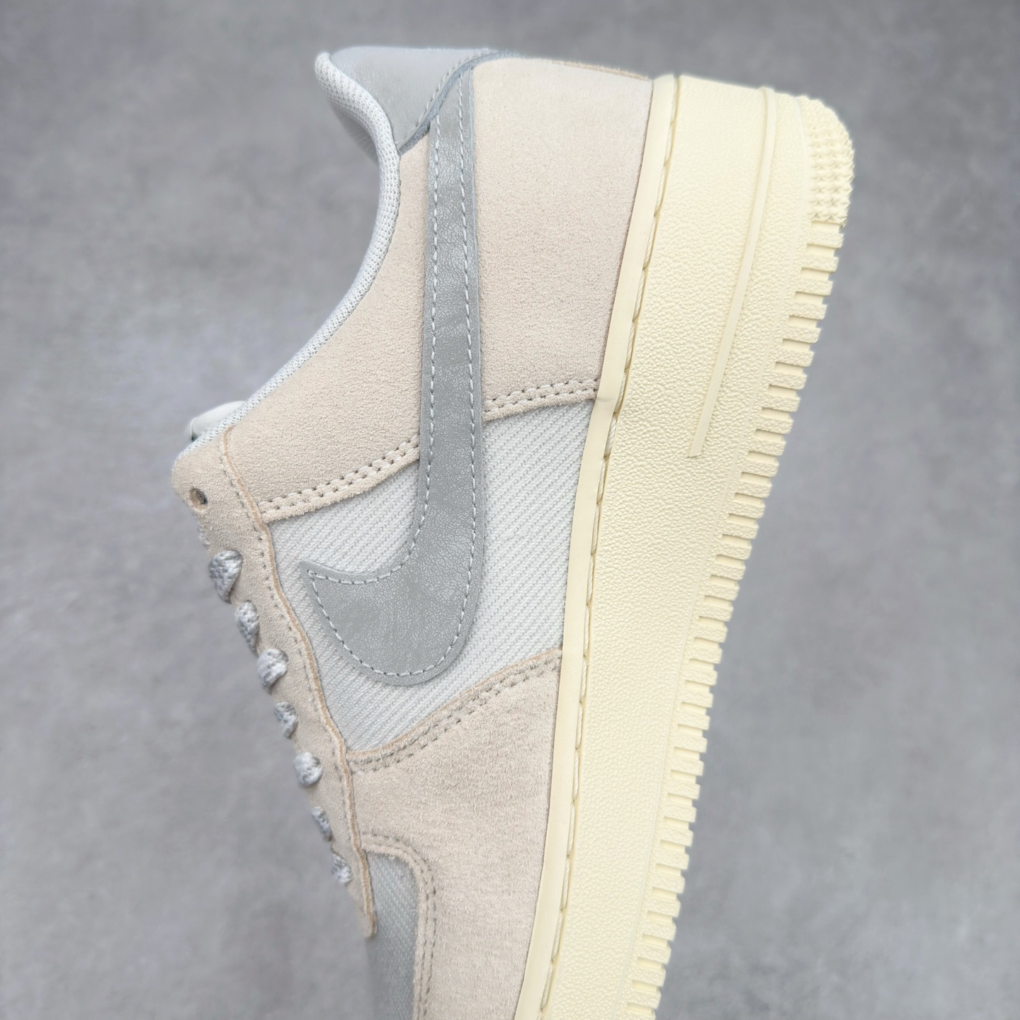 图片[7]-＃XT纯原 NK Air Force 1´07 Low 空军一号低帮百搭休闲运动板鞋 DO9801-100 顶级批次 2022全新楦头鞋型 鱼鳞大底 历时开发三个月 清洁度完美 二维码鞋标 内置芯片及solo气垫 大底高度及其弧度依照正品 钢印 logo刺绣 鞋口弧度 鞋头长度 鞋面冲孔 鞋垫背胶及钢印 完美鞋型对比正品 每一处都是细节满满 柔软、弹性十足的缓震性能和出色的中底设计 横跨复古与现代的外型结合 造就出风靡全球 三十多年的Force 1 直到今天还深受青睐 实拍调校N版已经零色差零失真 百分百还原实物色彩所见即所得 不存在货不对板色差等低级问题 选购参考实物拍摄 不混卖不参货 只用心做好货严格选品 承诺混一赔十 尺码：36 36.5 37.5 38 38.5 39 40 40.5 41 42 42.5 43 44 44.5 45-选品中心