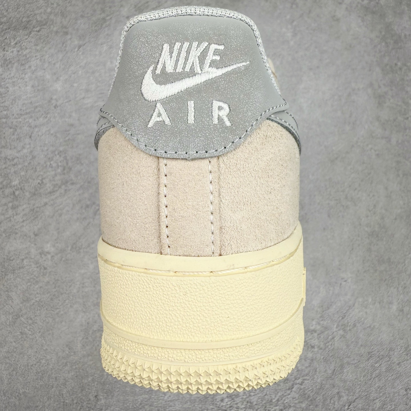 图片[8]-＃XT纯原 NK Air Force 1´07 Low 空军一号低帮百搭休闲运动板鞋 DO9801-100 顶级批次 2022全新楦头鞋型 鱼鳞大底 历时开发三个月 清洁度完美 二维码鞋标 内置芯片及solo气垫 大底高度及其弧度依照正品 钢印 logo刺绣 鞋口弧度 鞋头长度 鞋面冲孔 鞋垫背胶及钢印 完美鞋型对比正品 每一处都是细节满满 柔软、弹性十足的缓震性能和出色的中底设计 横跨复古与现代的外型结合 造就出风靡全球 三十多年的Force 1 直到今天还深受青睐 实拍调校N版已经零色差零失真 百分百还原实物色彩所见即所得 不存在货不对板色差等低级问题 选购参考实物拍摄 不混卖不参货 只用心做好货严格选品 承诺混一赔十 尺码：36 36.5 37.5 38 38.5 39 40 40.5 41 42 42.5 43 44 44.5 45-选品中心