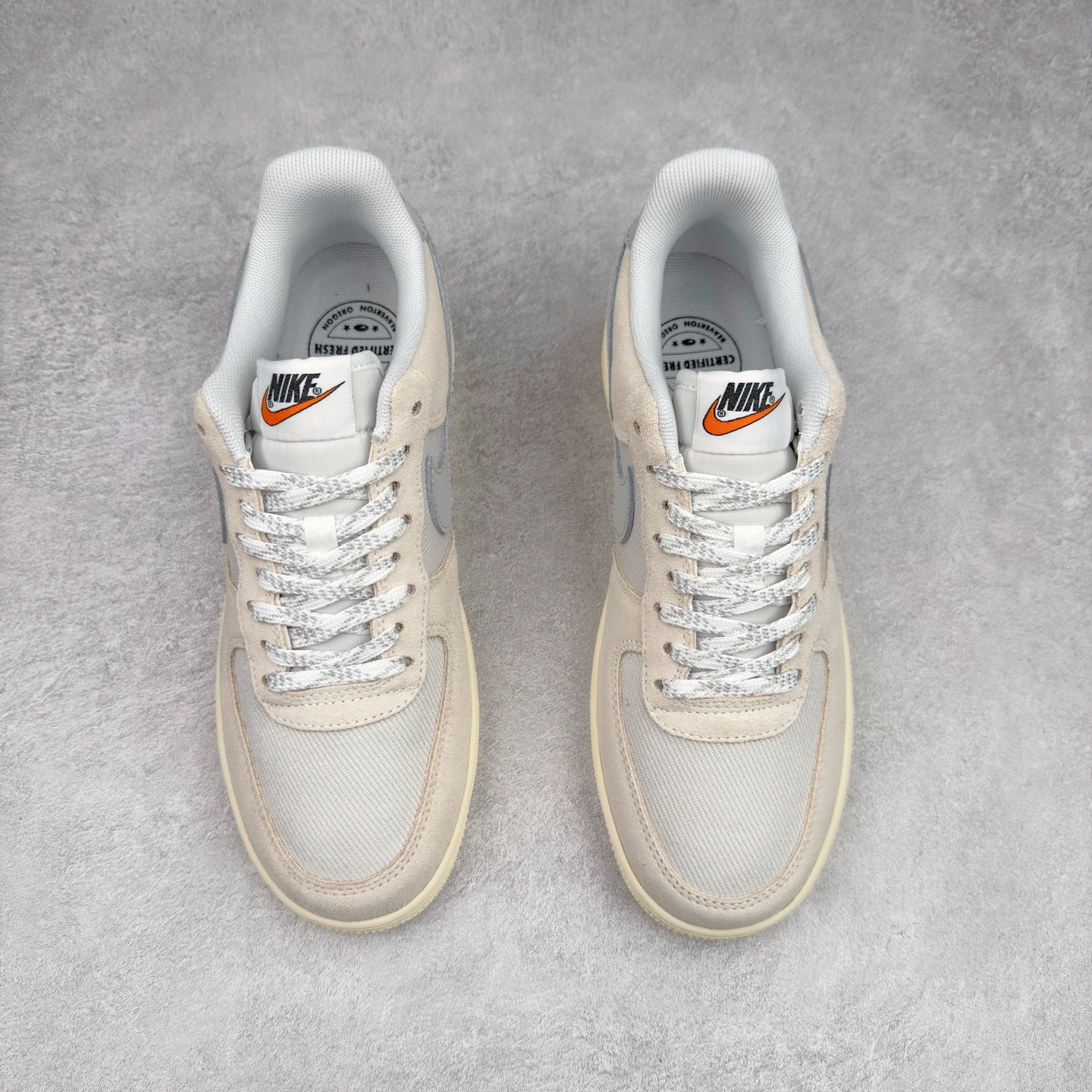 图片[2]-＃XT纯原 NK Air Force 1´07 Low 空军一号低帮百搭休闲运动板鞋 DO9801-100 顶级批次 2022全新楦头鞋型 鱼鳞大底 历时开发三个月 清洁度完美 二维码鞋标 内置芯片及solo气垫 大底高度及其弧度依照正品 钢印 logo刺绣 鞋口弧度 鞋头长度 鞋面冲孔 鞋垫背胶及钢印 完美鞋型对比正品 每一处都是细节满满 柔软、弹性十足的缓震性能和出色的中底设计 横跨复古与现代的外型结合 造就出风靡全球 三十多年的Force 1 直到今天还深受青睐 实拍调校N版已经零色差零失真 百分百还原实物色彩所见即所得 不存在货不对板色差等低级问题 选购参考实物拍摄 不混卖不参货 只用心做好货严格选品 承诺混一赔十 尺码：36 36.5 37.5 38 38.5 39 40 40.5 41 42 42.5 43 44 44.5 45-选品中心