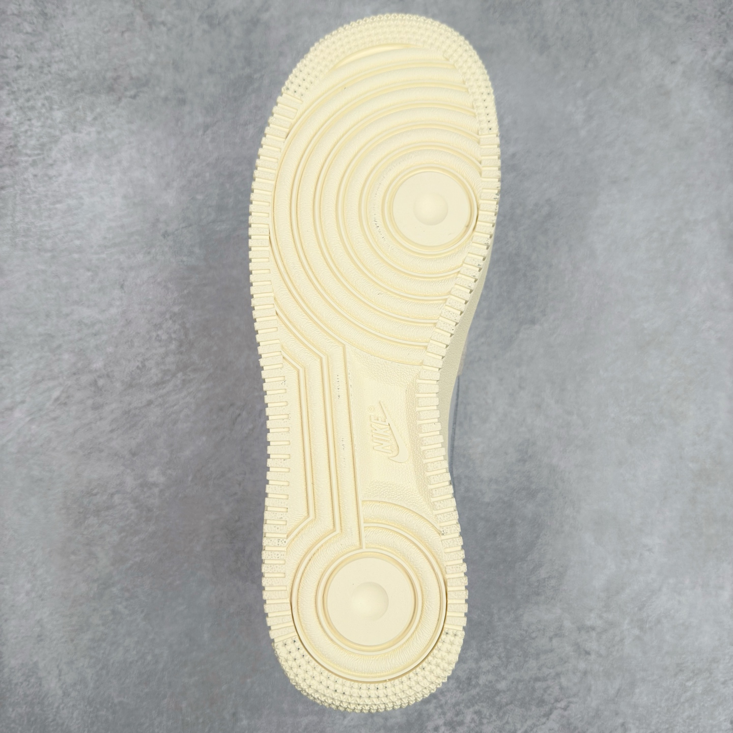 图片[9]-＃XT纯原 NK Air Force 1´07 Low 空军一号低帮百搭休闲运动板鞋 DO9801-100 顶级批次 2022全新楦头鞋型 鱼鳞大底 历时开发三个月 清洁度完美 二维码鞋标 内置芯片及solo气垫 大底高度及其弧度依照正品 钢印 logo刺绣 鞋口弧度 鞋头长度 鞋面冲孔 鞋垫背胶及钢印 完美鞋型对比正品 每一处都是细节满满 柔软、弹性十足的缓震性能和出色的中底设计 横跨复古与现代的外型结合 造就出风靡全球 三十多年的Force 1 直到今天还深受青睐 实拍调校N版已经零色差零失真 百分百还原实物色彩所见即所得 不存在货不对板色差等低级问题 选购参考实物拍摄 不混卖不参货 只用心做好货严格选品 承诺混一赔十 尺码：36 36.5 37.5 38 38.5 39 40 40.5 41 42 42.5 43 44 44.5 45-选品中心