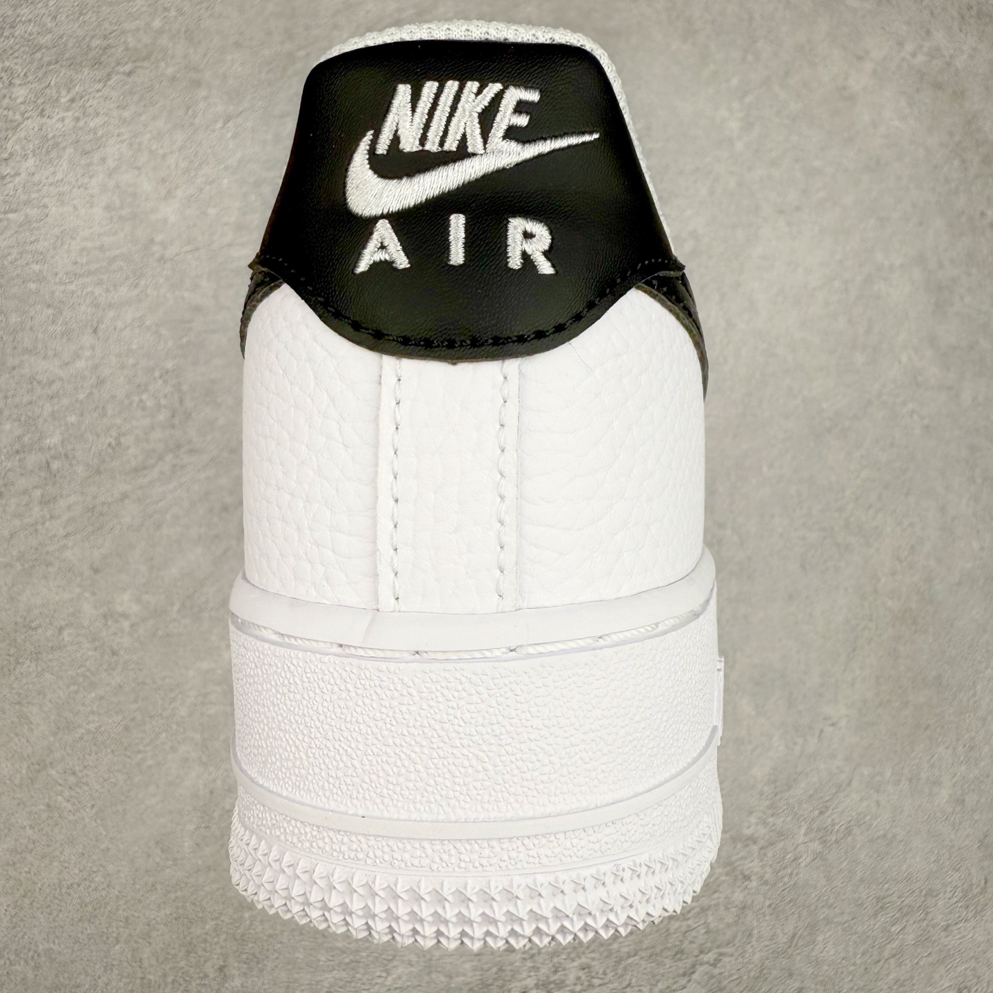 图片[8]-＃XT纯原 NK Air Force 1´07 Low 空军一号低帮百搭休闲运动板鞋 CT2302-100 顶级批次 2022全新楦头鞋型 鱼鳞大底 历时开发三个月 清洁度完美 二维码鞋标 内置芯片及solo气垫 大底高度及其弧度依照正品 钢印 logo刺绣 鞋口弧度 鞋头长度 鞋面冲孔 鞋垫背胶及钢印 完美鞋型对比正品 每一处都是细节满满 柔软、弹性十足的缓震性能和出色的中底设计 横跨复古与现代的外型结合 造就出风靡全球 三十多年的Force 1 直到今天还深受青睐 实拍调校N版已经零色差零失真 百分百还原实物色彩所见即所得 不存在货不对板色差等低级问题 选购参考实物拍摄 不混卖不参货 只用心做好货严格选品 承诺混一赔十 尺码：36 36.5 37.5 38 38.5 39 40 40.5 41 42 42.5 43 44 44.5 45-选品中心