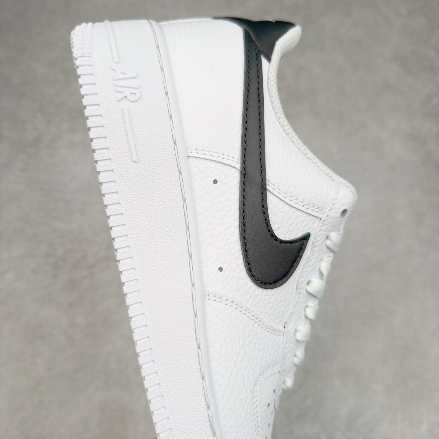 图片[6]-＃XT纯原 NK Air Force 1´07 Low 空军一号低帮百搭休闲运动板鞋 CT2302-100 顶级批次 2022全新楦头鞋型 鱼鳞大底 历时开发三个月 清洁度完美 二维码鞋标 内置芯片及solo气垫 大底高度及其弧度依照正品 钢印 logo刺绣 鞋口弧度 鞋头长度 鞋面冲孔 鞋垫背胶及钢印 完美鞋型对比正品 每一处都是细节满满 柔软、弹性十足的缓震性能和出色的中底设计 横跨复古与现代的外型结合 造就出风靡全球 三十多年的Force 1 直到今天还深受青睐 实拍调校N版已经零色差零失真 百分百还原实物色彩所见即所得 不存在货不对板色差等低级问题 选购参考实物拍摄 不混卖不参货 只用心做好货严格选品 承诺混一赔十 尺码：36 36.5 37.5 38 38.5 39 40 40.5 41 42 42.5 43 44 44.5 45-选品中心