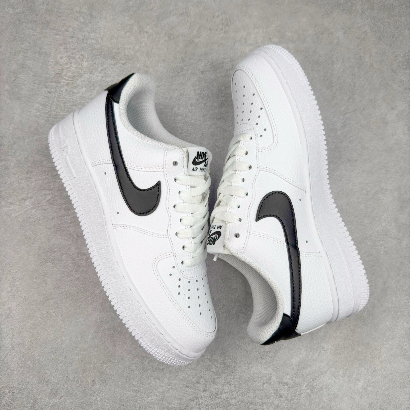 图片[3]-＃XT纯原 NK Air Force 1´07 Low 空军一号低帮百搭休闲运动板鞋 CT2302-100 顶级批次 2022全新楦头鞋型 鱼鳞大底 历时开发三个月 清洁度完美 二维码鞋标 内置芯片及solo气垫 大底高度及其弧度依照正品 钢印 logo刺绣 鞋口弧度 鞋头长度 鞋面冲孔 鞋垫背胶及钢印 完美鞋型对比正品 每一处都是细节满满 柔软、弹性十足的缓震性能和出色的中底设计 横跨复古与现代的外型结合 造就出风靡全球 三十多年的Force 1 直到今天还深受青睐 实拍调校N版已经零色差零失真 百分百还原实物色彩所见即所得 不存在货不对板色差等低级问题 选购参考实物拍摄 不混卖不参货 只用心做好货严格选品 承诺混一赔十 尺码：36 36.5 37.5 38 38.5 39 40 40.5 41 42 42.5 43 44 44.5 45-选品中心